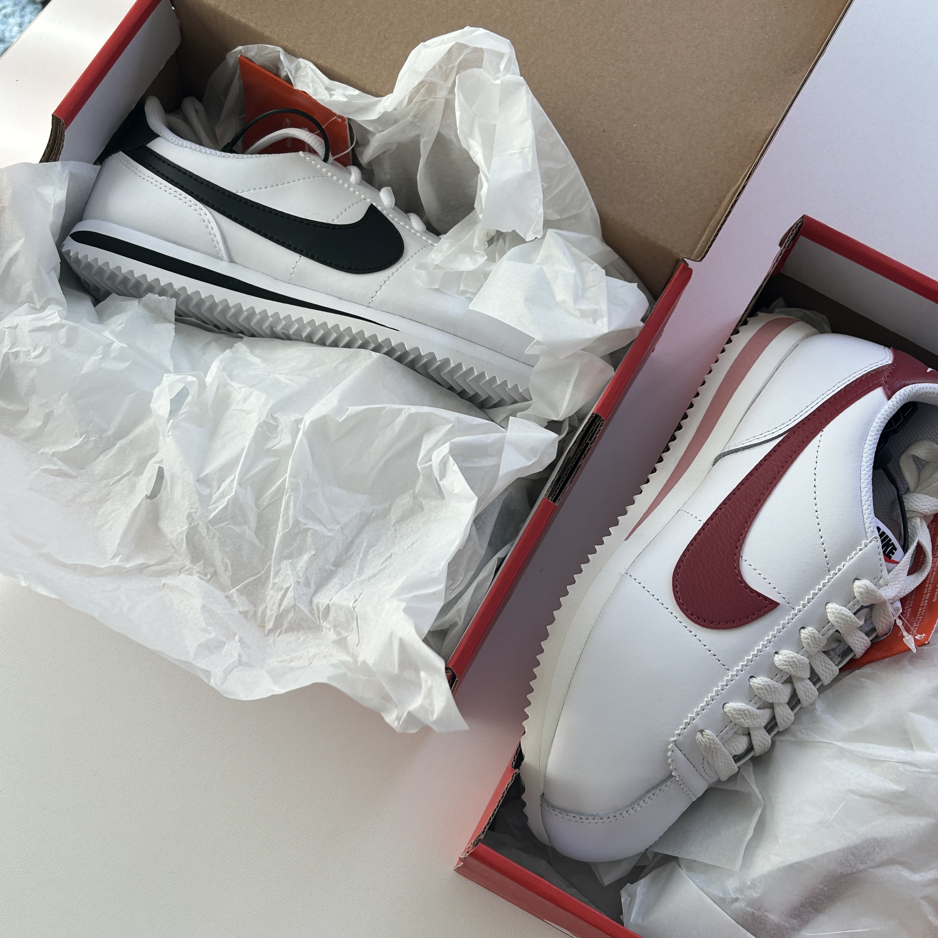 (GS) Nike Cortez Basic SL White Black, (W) Nike Cortez White Red Stardust 착용 스타일
