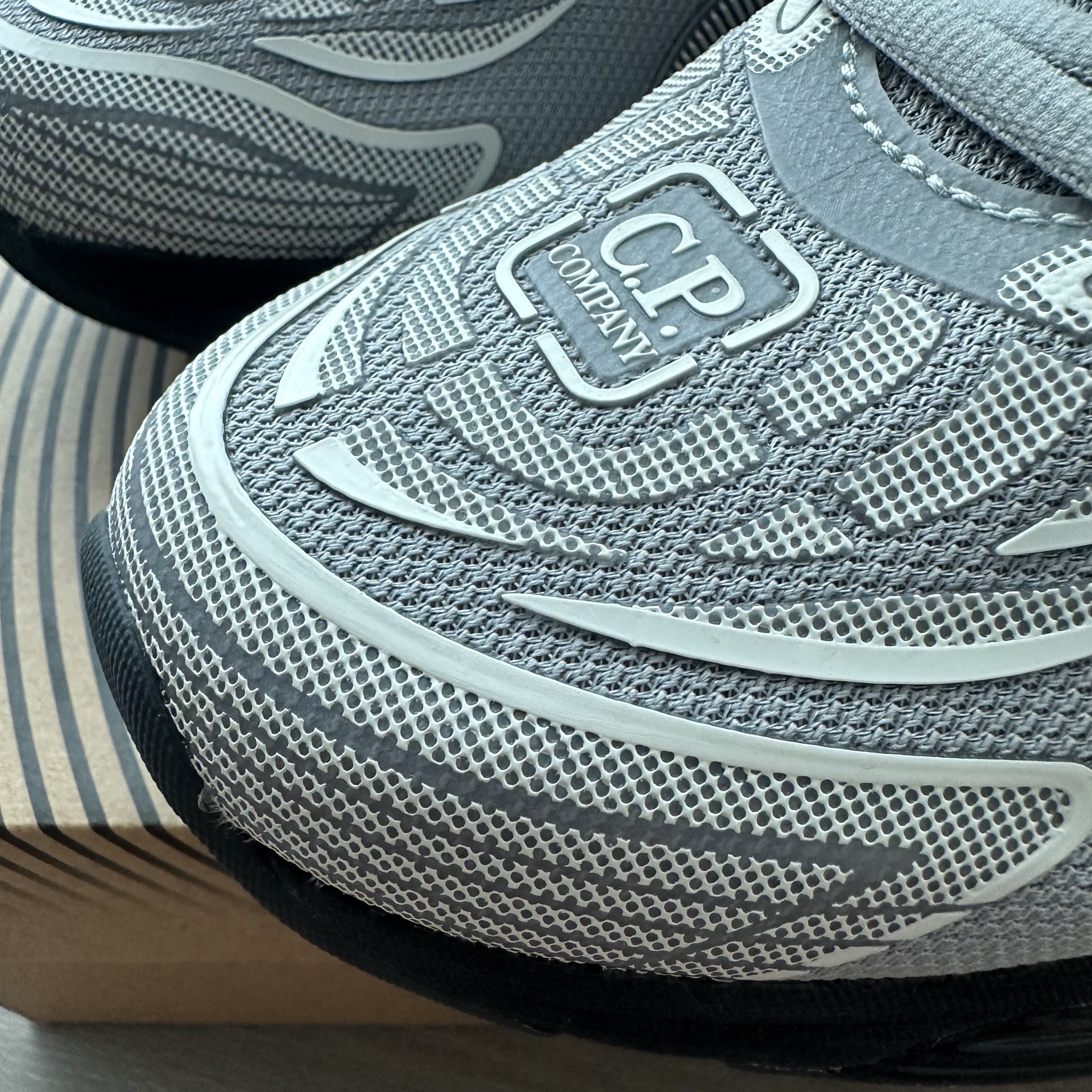 Asics x C.P. Company Gel-Quantum 360 VIII Cement Grey 착용 스타일 - 3