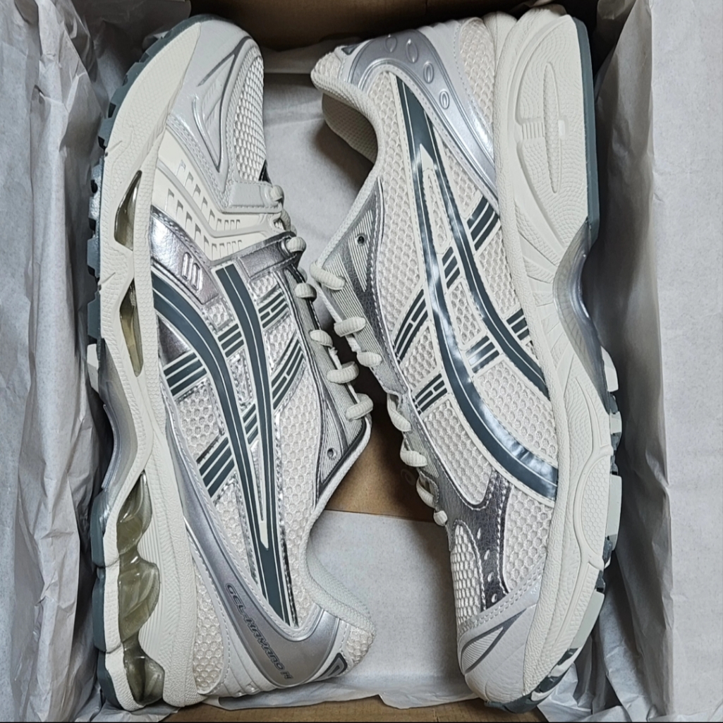 Asics Gel-Kayano 14 Birch Dark Pewter 착용 스타일