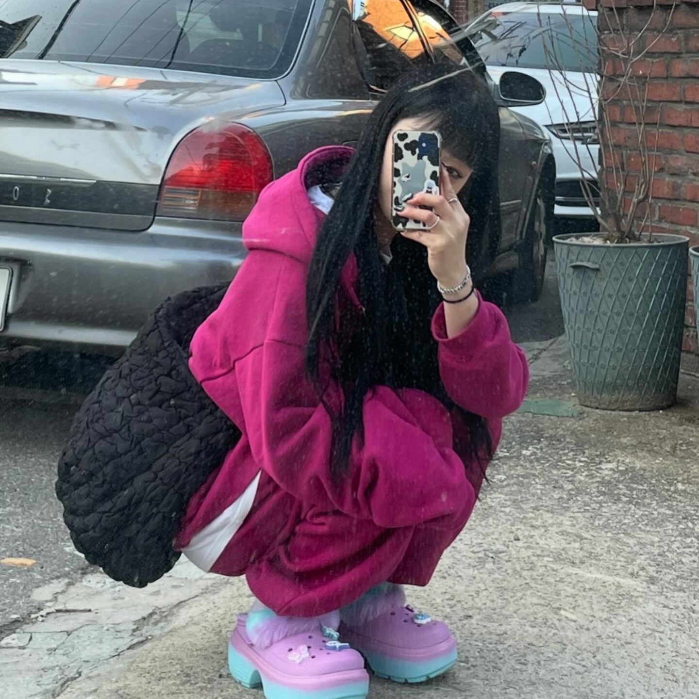 COS Quilted Oversized Shoulder Bag Black, Crocs x Aespa Stomp Lined Clog Multi 착용 스타일