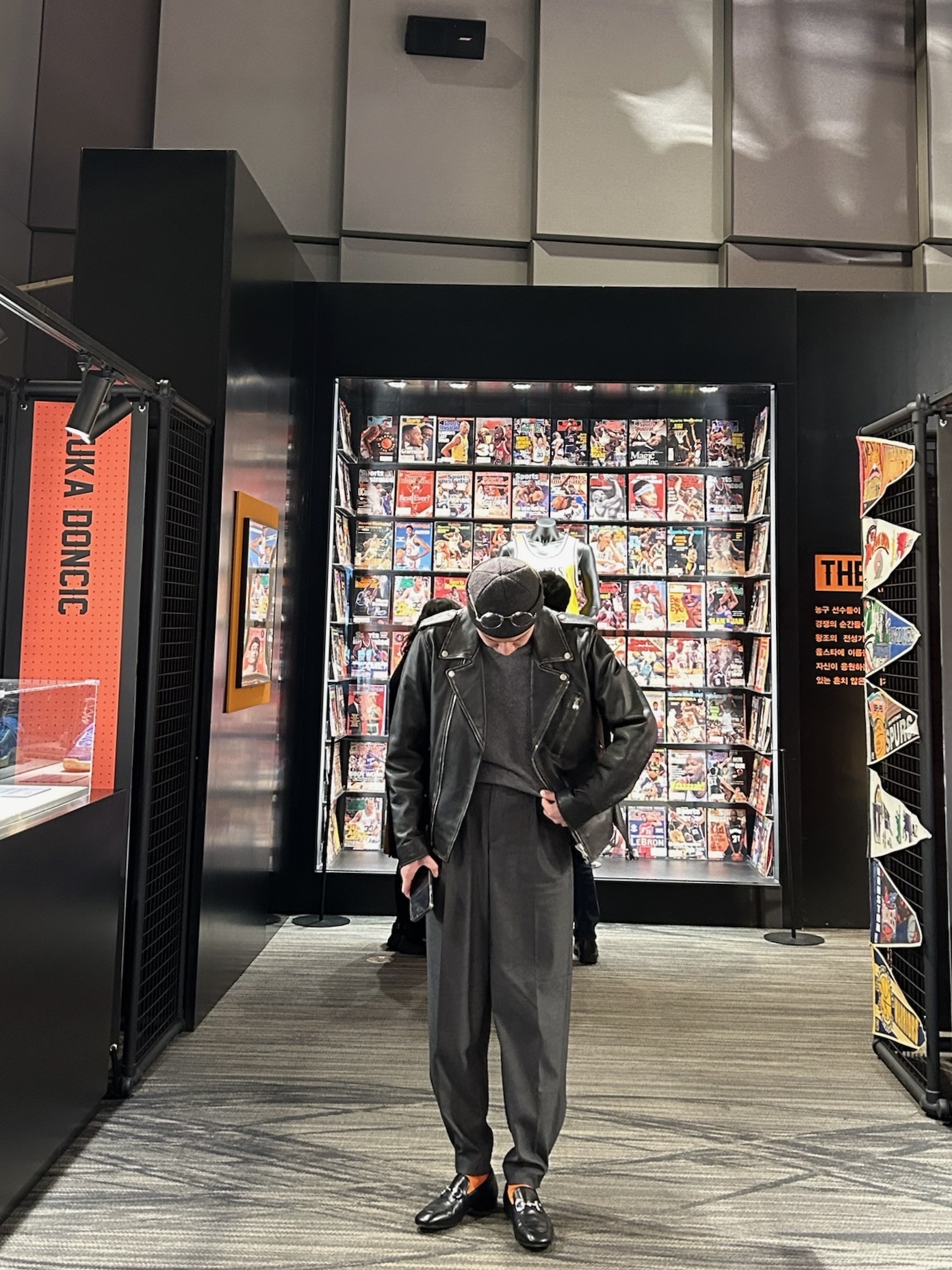 Gucci Horsebit Leather Loafers Black 착용 스타일 - 1