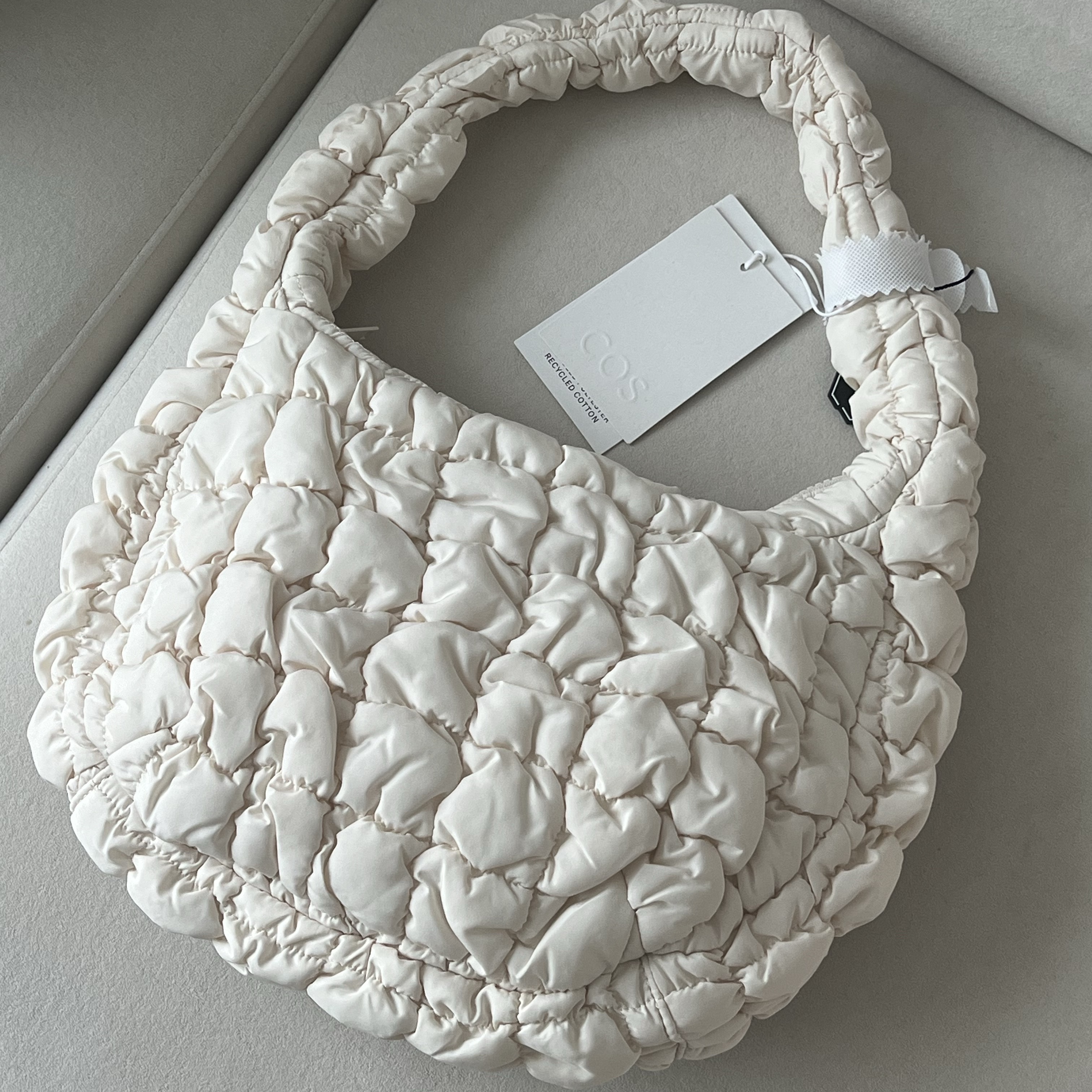COS Quilted Mini Bag Cream 착용 스타일