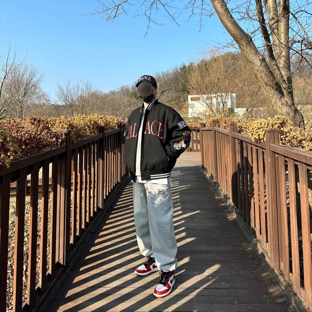 Palace Korea Varsity Jacket Black - 24SS, Nike x Stussy NRG Fleece Pants Dark Grey Heather (DO9340-063) 착용 스타일 - 2