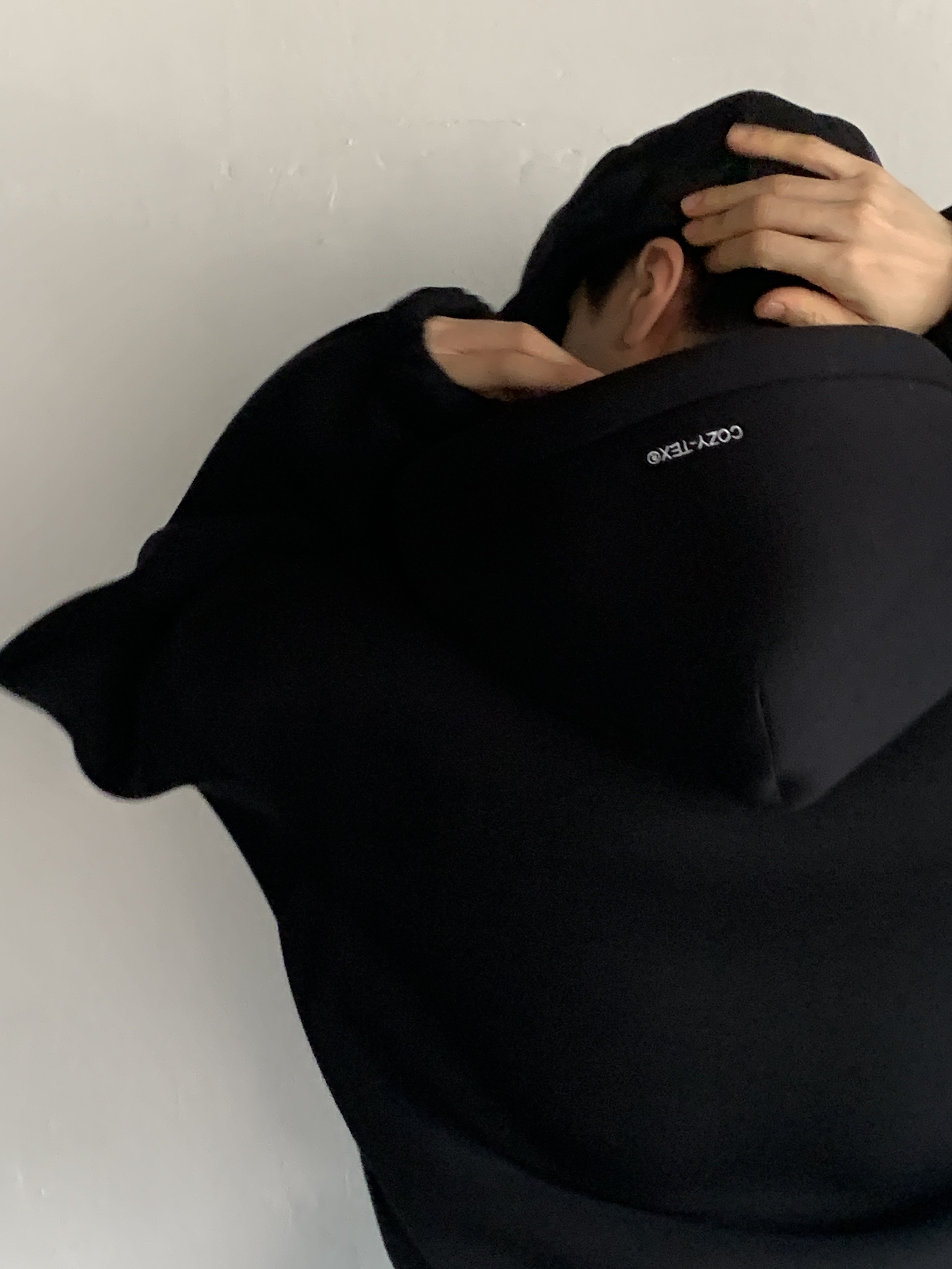 Prada Re-Nylon Hat Black, Balenciaga Romeo Mule Black 착용 스타일 - 9