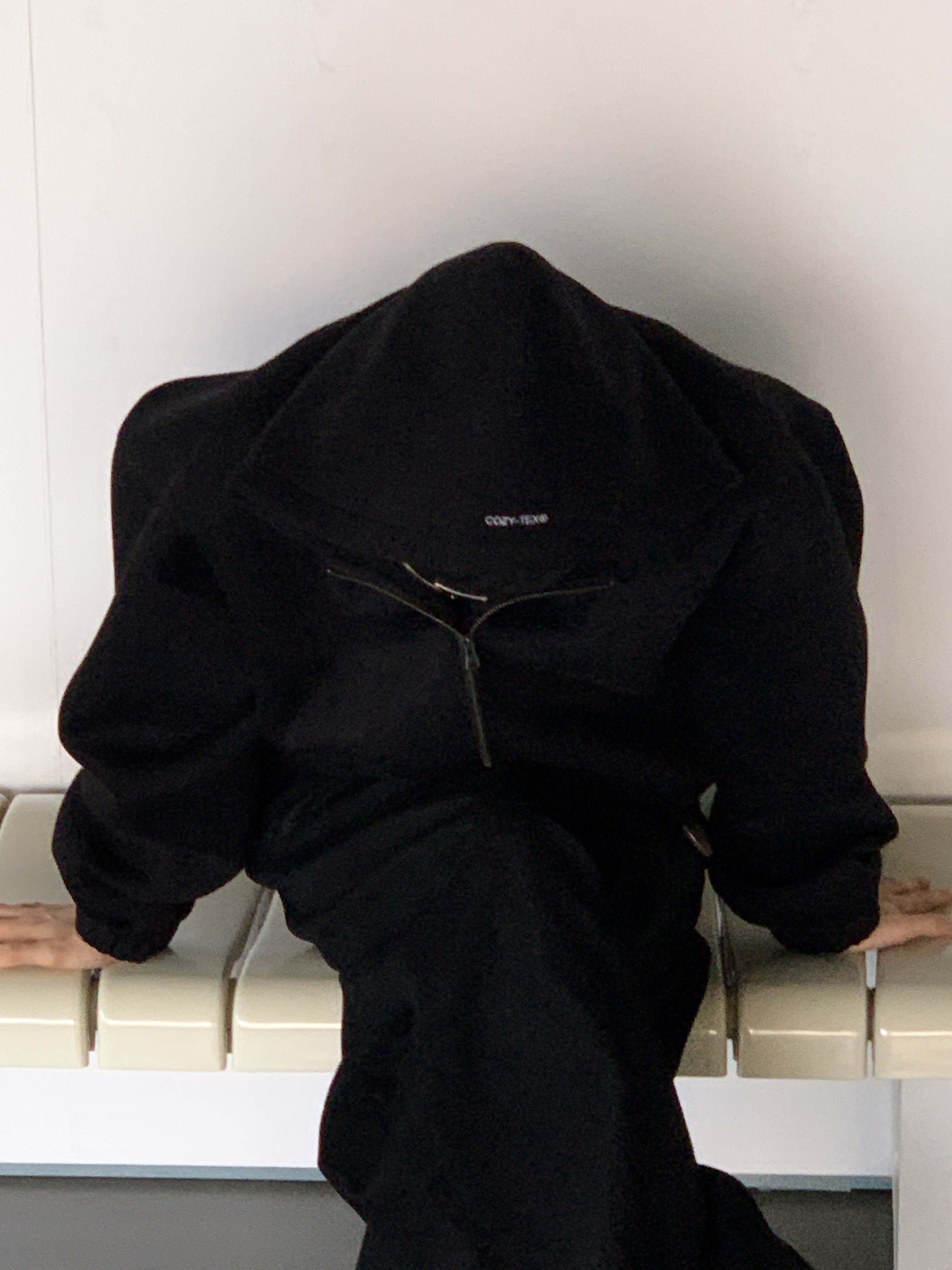 Prada Re-Nylon Hat Black, Balenciaga Romeo Mule Black 착용 스타일 - 3