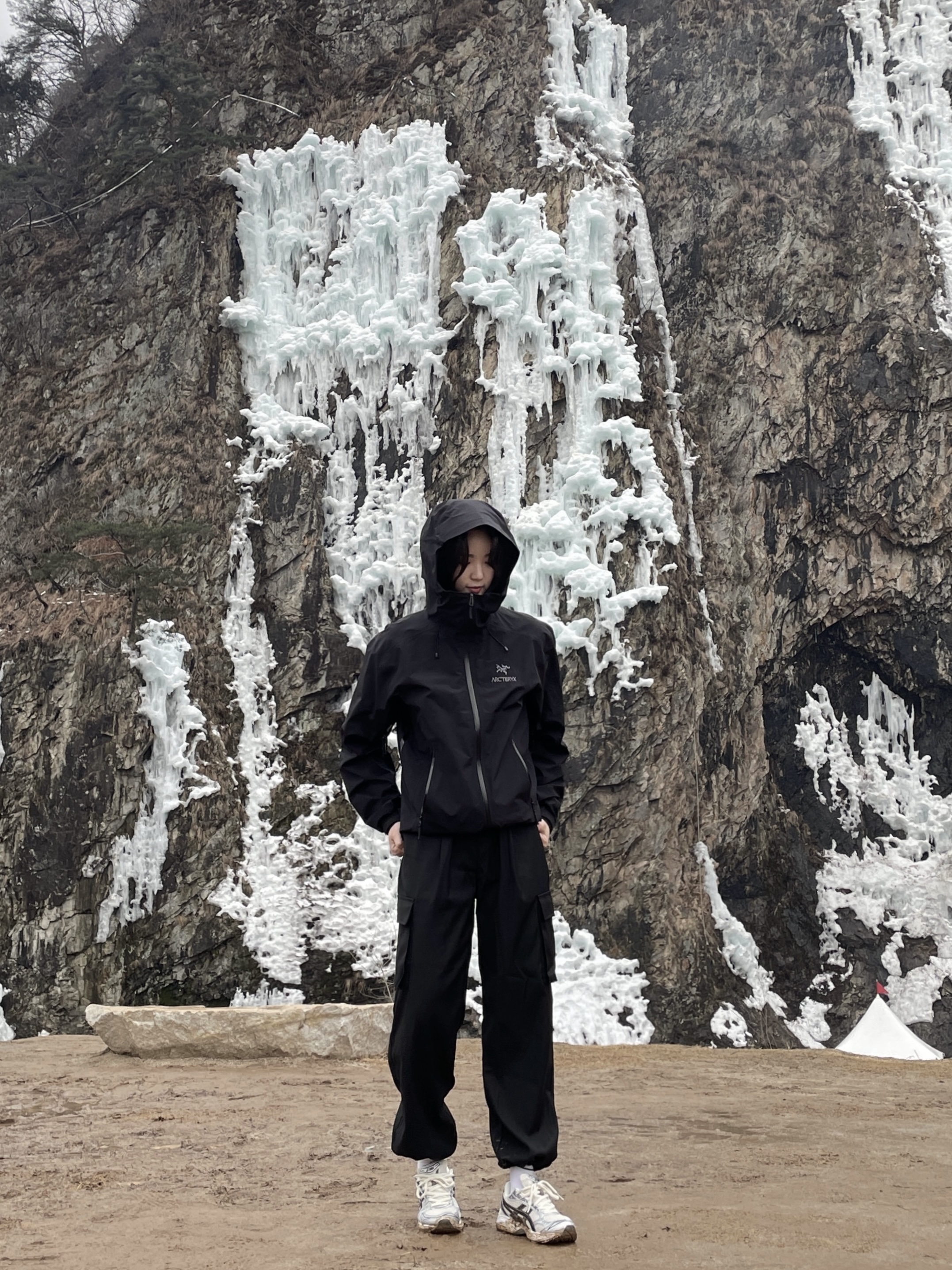 Arc'teryx Beta LT Jacket Black, Asics Gel-Kayano 14 Cream Black 착용 스타일 - 2