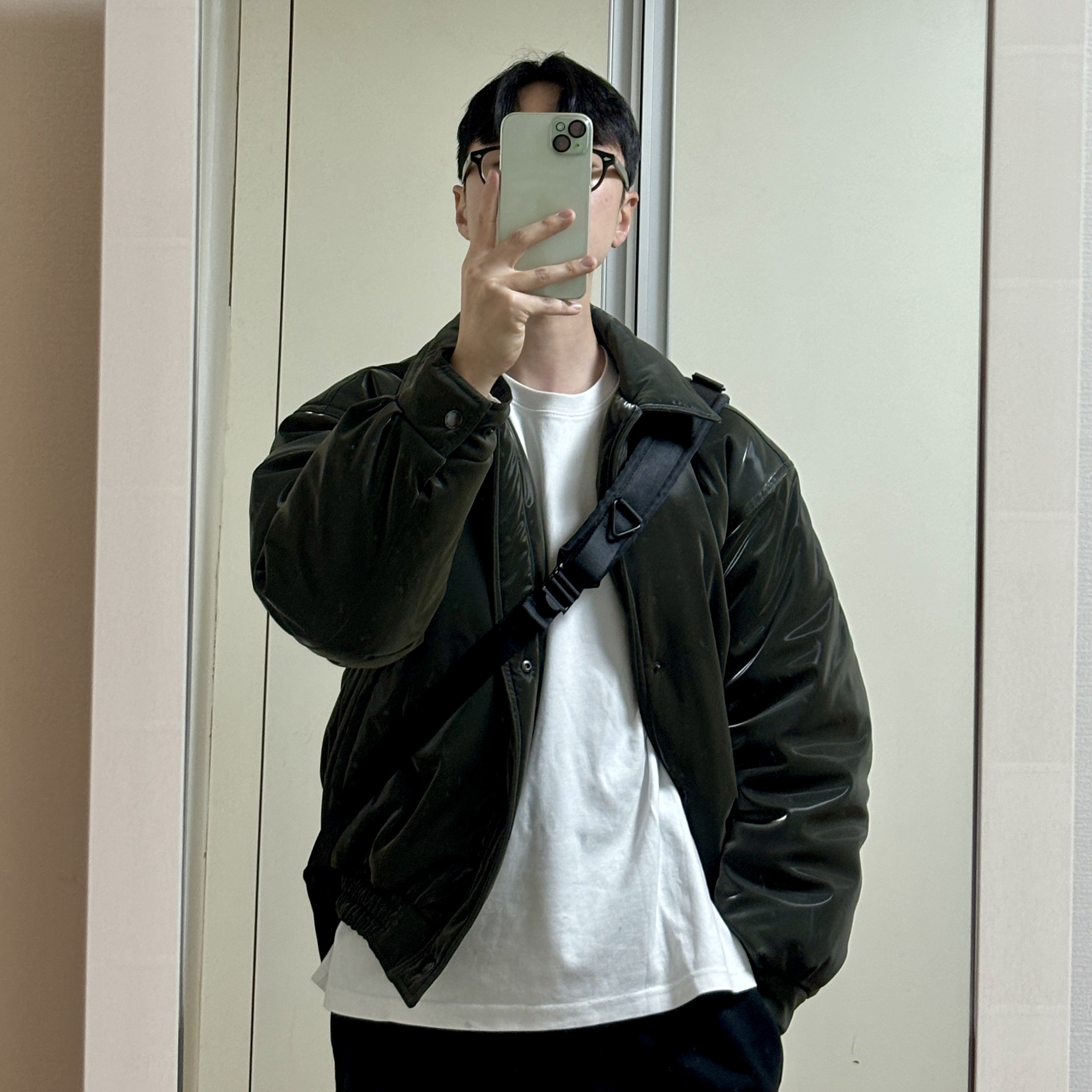 Jordan 1 Retro High OG Defiant SB LA to Chicago, BY RANG Glitter Padded Bomber Jacket Grey 착용 스타일 - 2