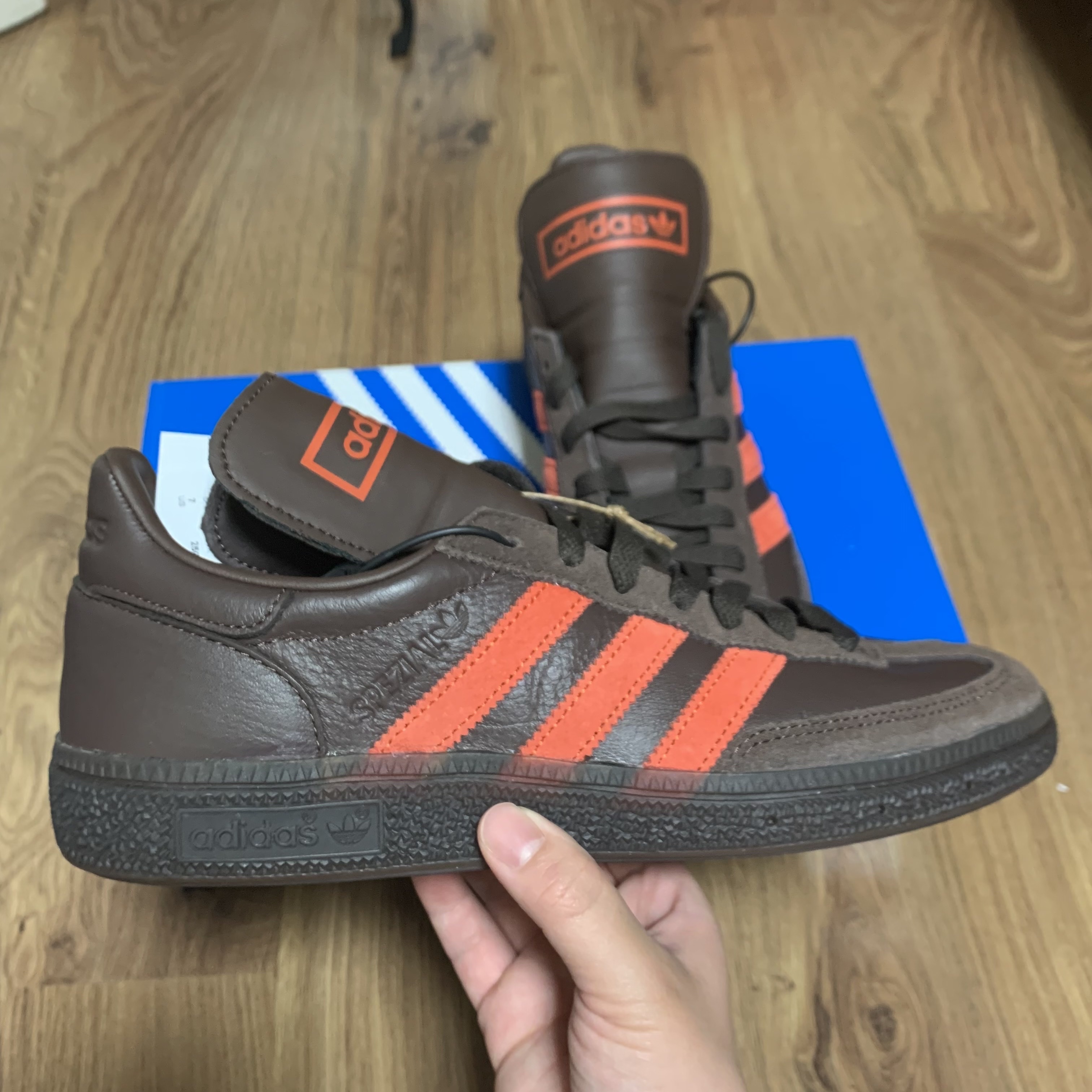 Adidas Spezial Handball Brown Collegiate Orange 착용 스타일 - 3