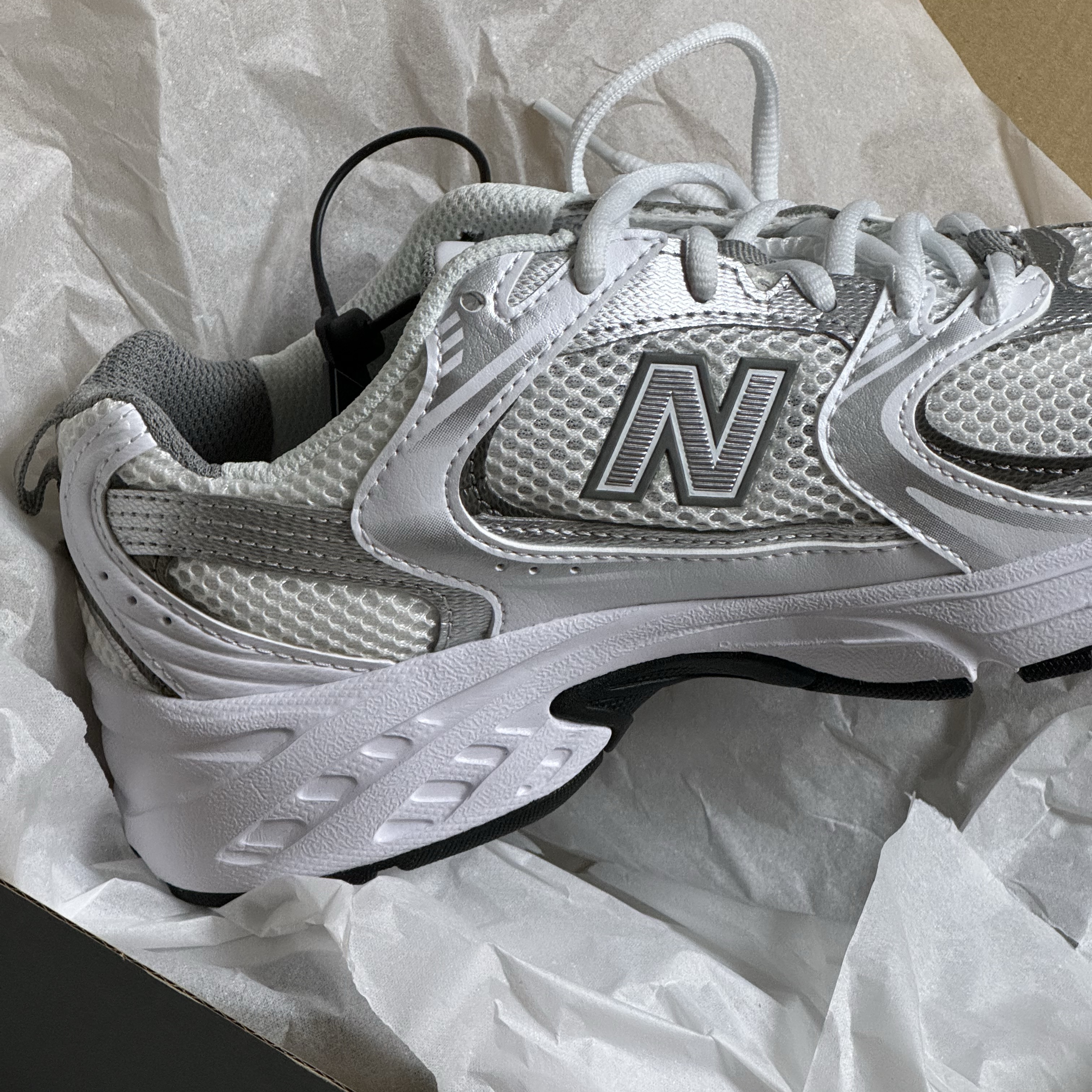New Balance 530 White Silver 착용 스타일