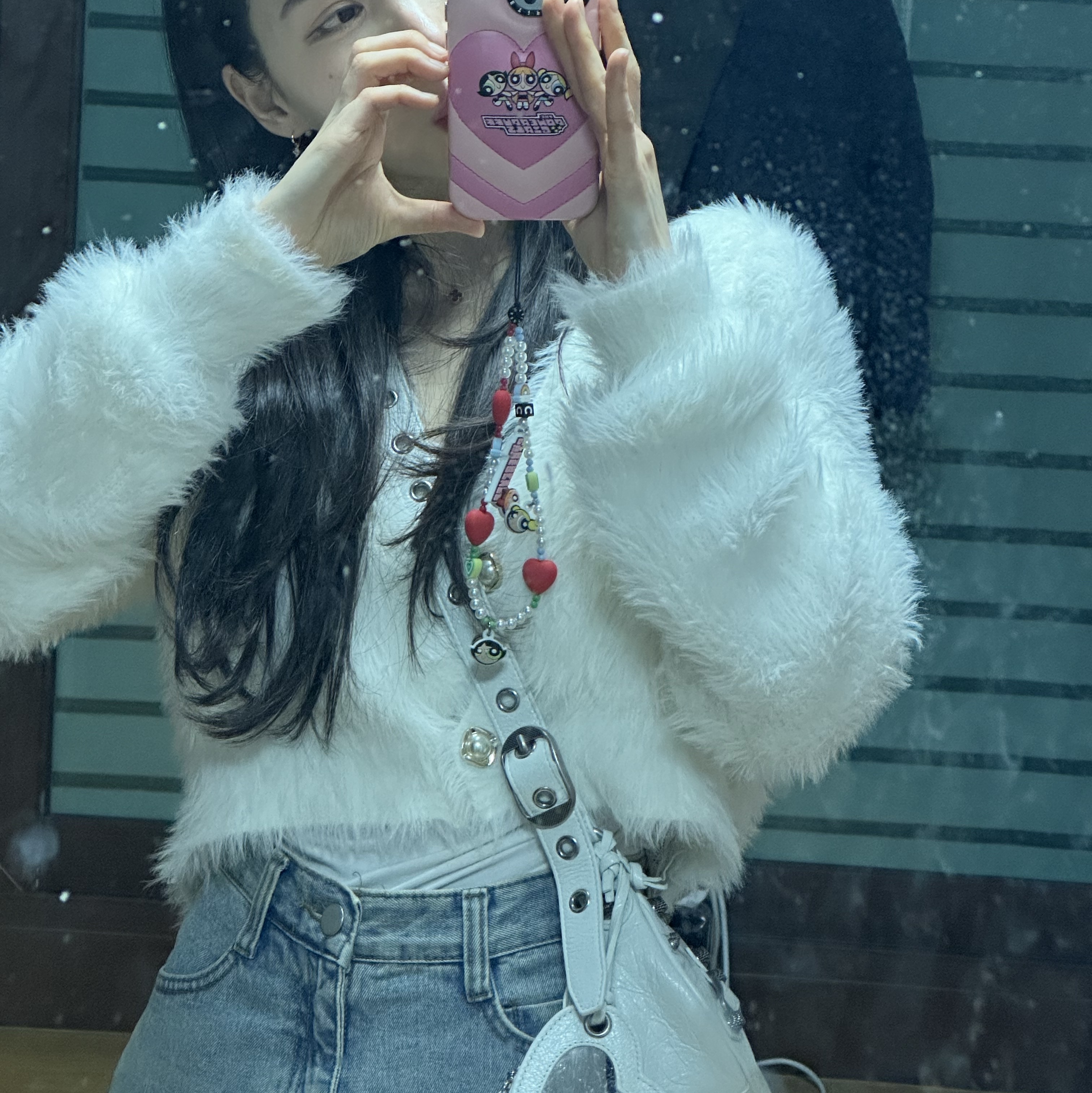 Balenciaga Arena Lambskin Le Cagole XS Shoulder Bag White, Casetify x The Powerpuff Girls Custom iPhone Blossom Pillow Case Berry Pink 착용 스타일 - 2