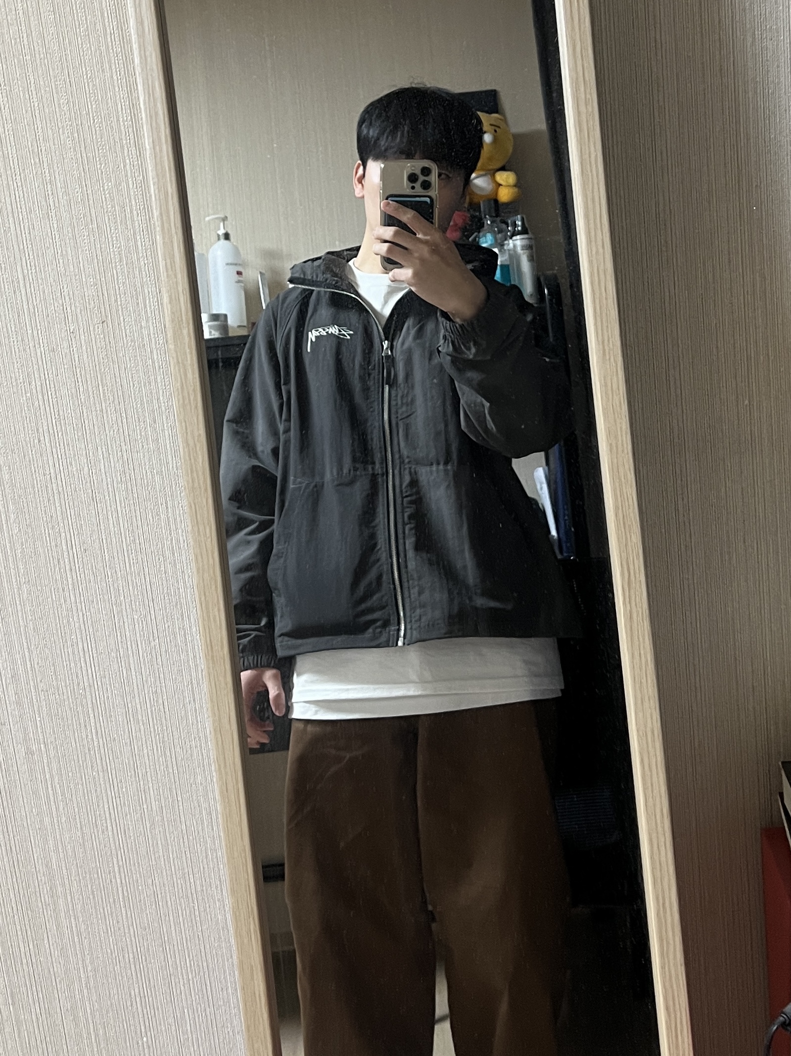 Stussy Wave Dye Beach Shell Jacket Black, Stussy Basic Stussy T-Shirt White 2023 착용 스타일