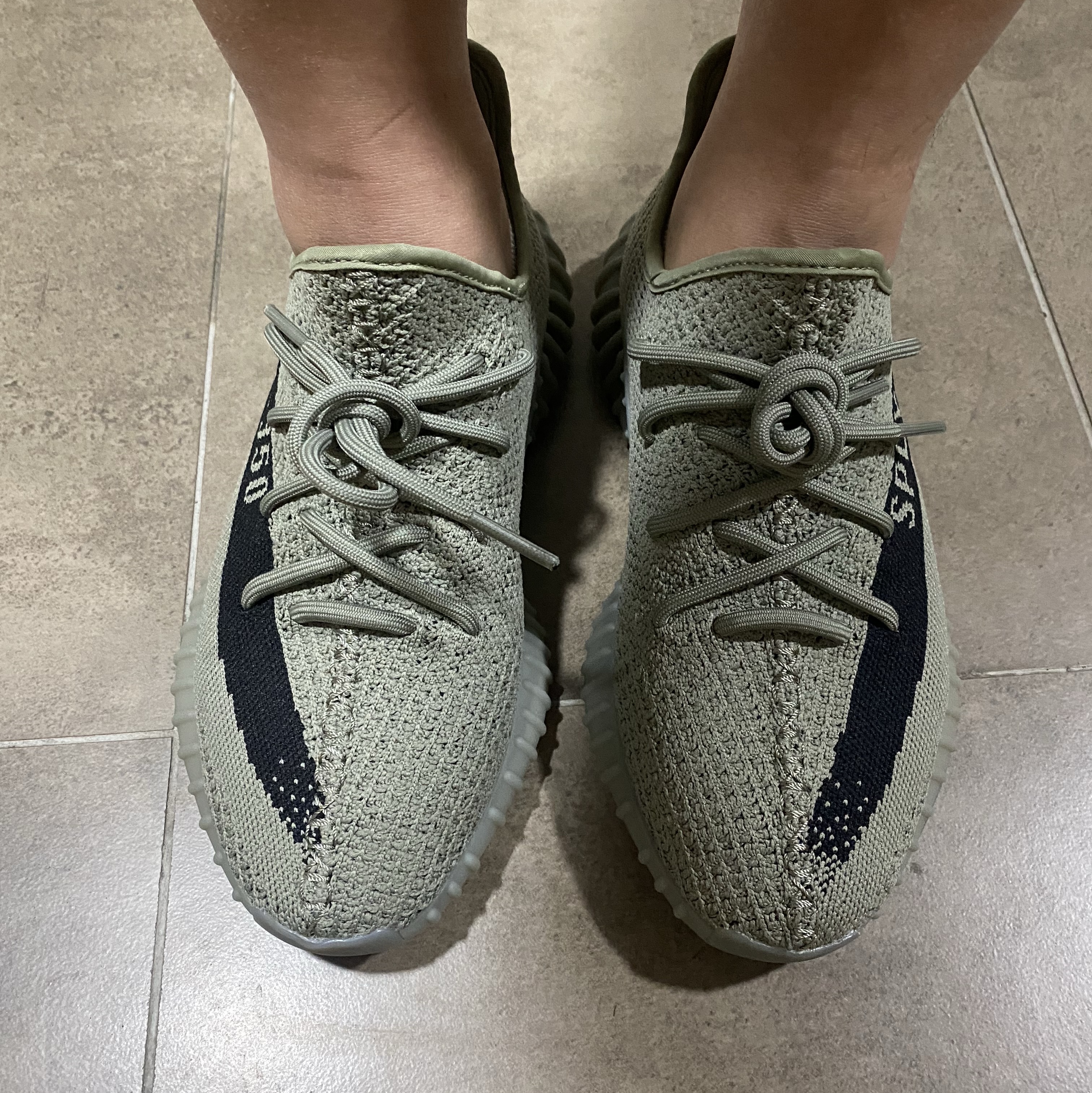 Adidas Yeezy Boost 350 V2 Granite Core Black 착용 스타일