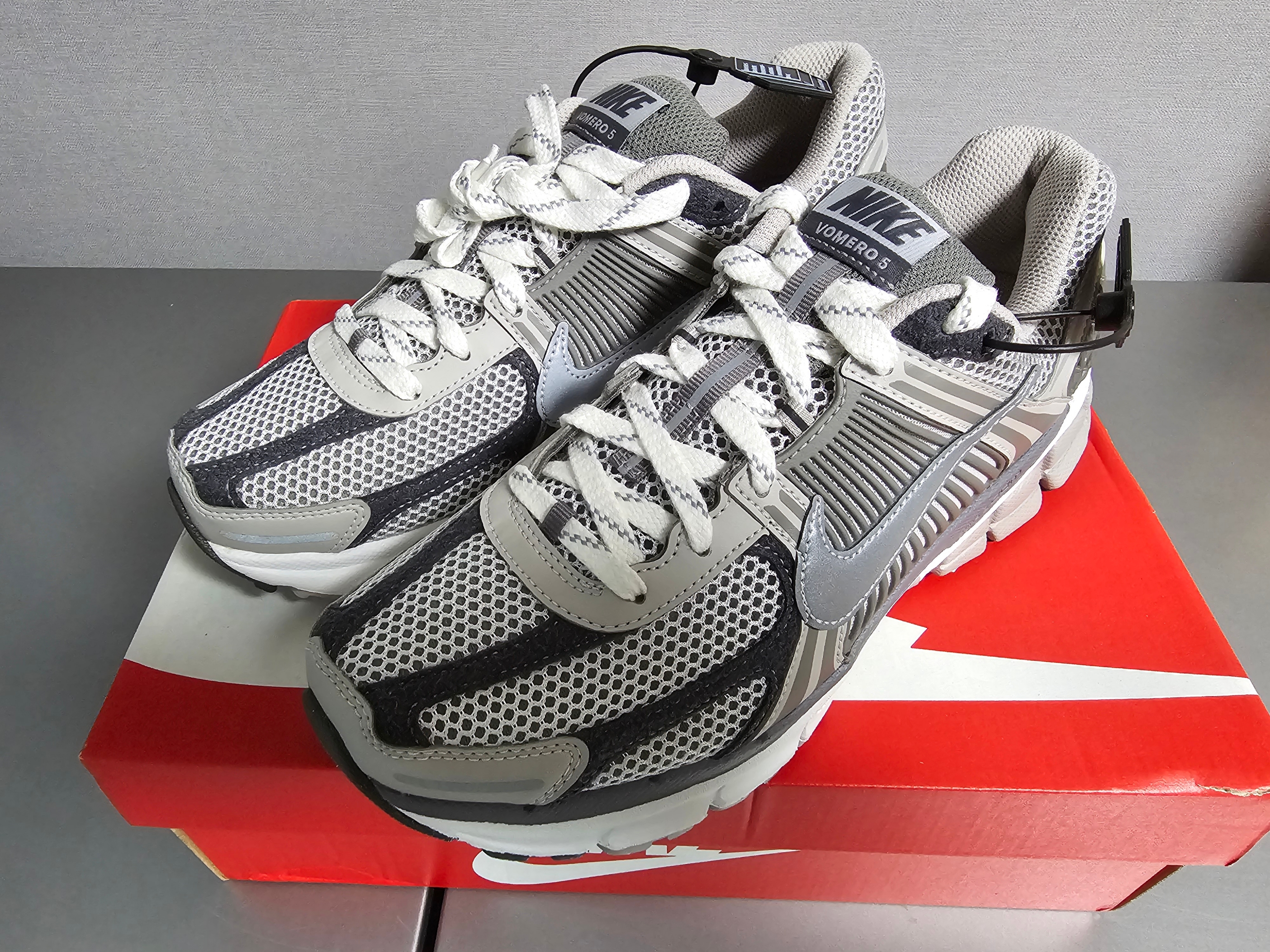 Nike Zoom Vomero 5 PRM Light Iron Ore and Flat Fewter 착용 스타일