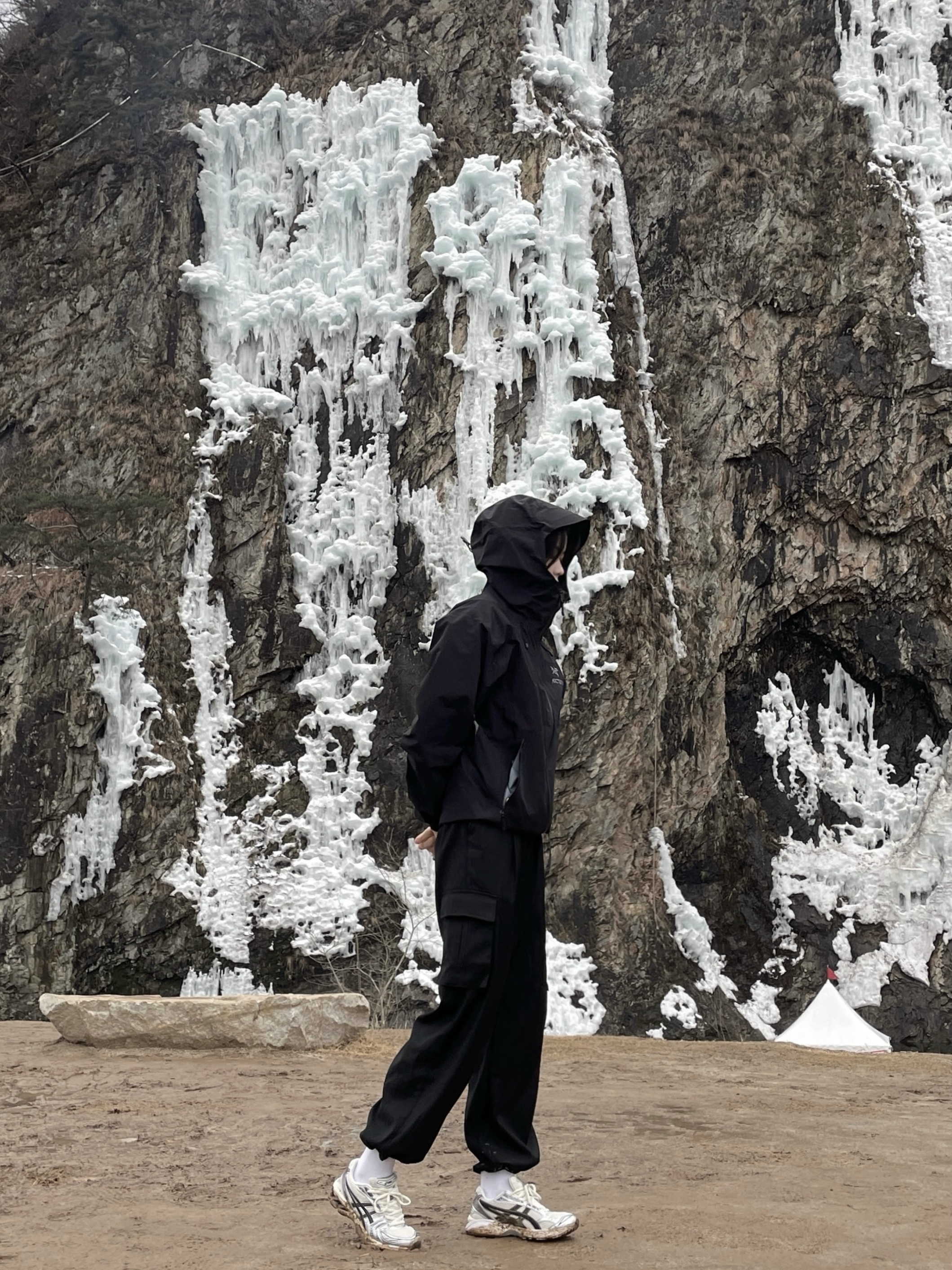 Arc'teryx Beta LT Jacket Black, Asics Gel-Kayano 14 Cream Black 착용 스타일 - 1