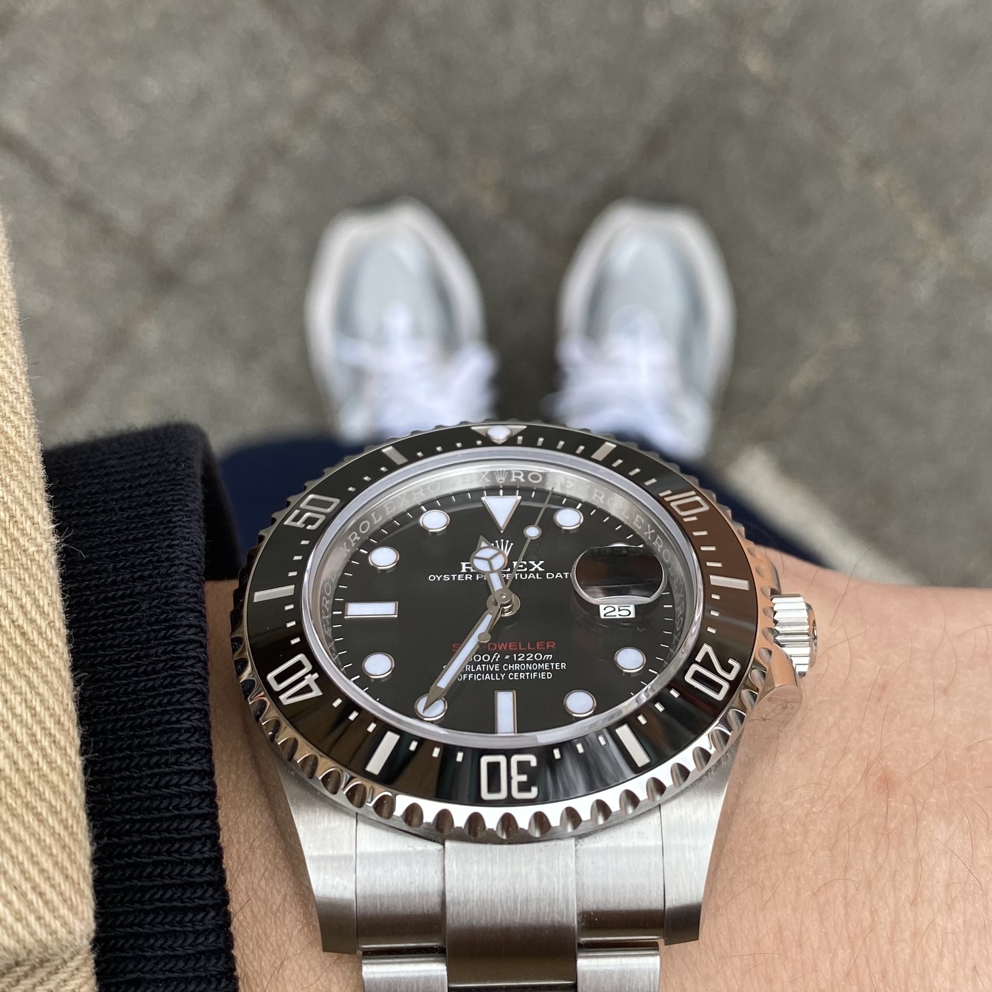 Rolex Sea-Dweller 43mm 126600 Black Oyster 착용 스타일