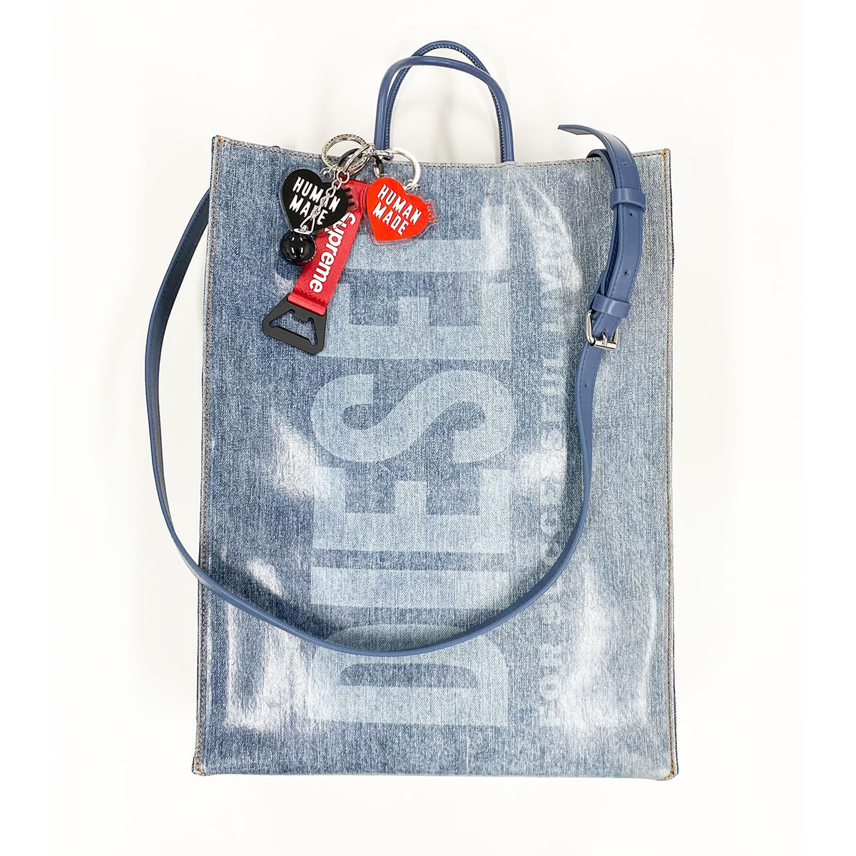 Diesel DSL Large Shopper Bag in Coated Marbled Denim Black, Diesel DSL Large Shopper Bag in Coated Marbled Denim Blue 착용 스타일 - 2