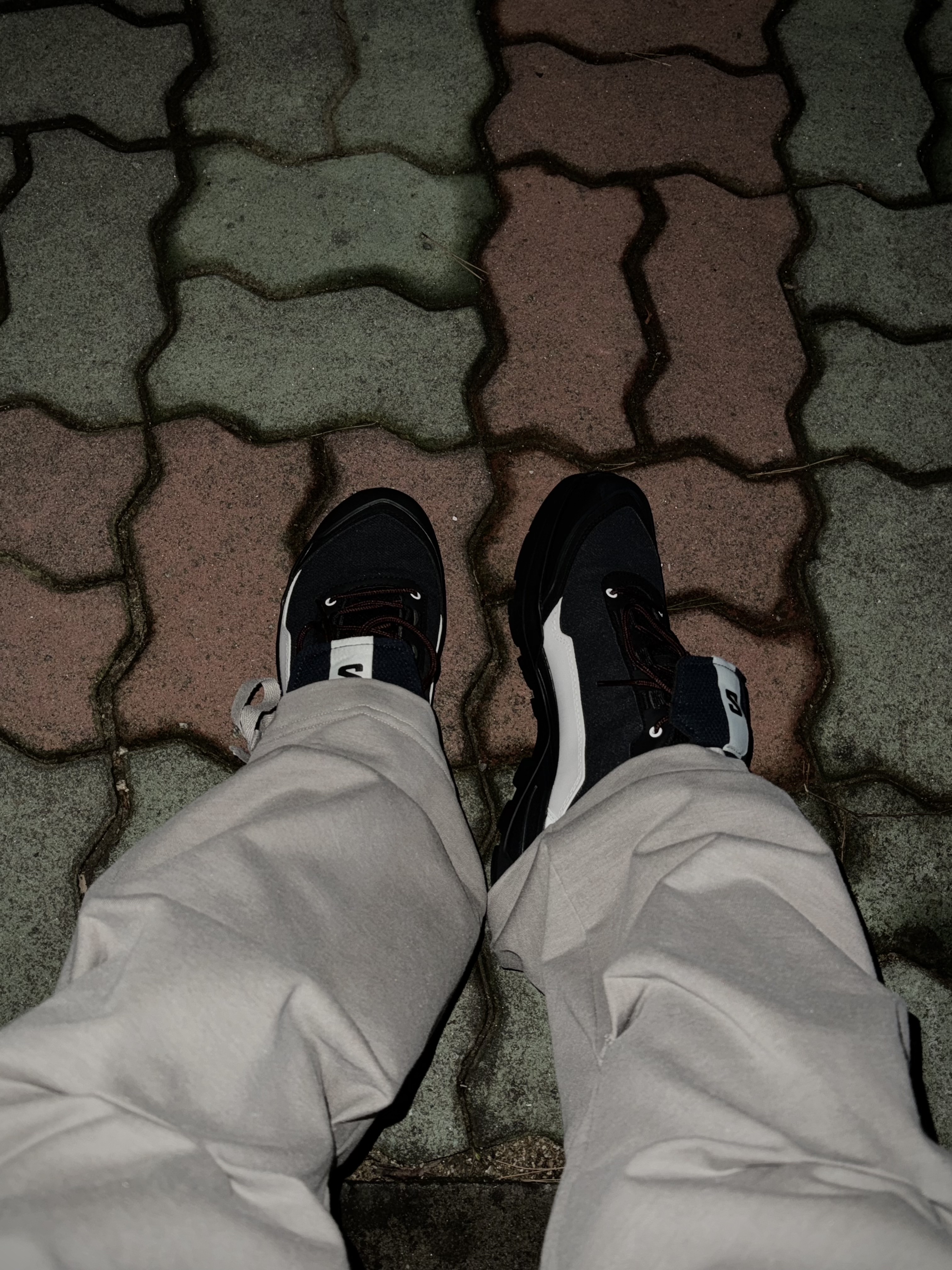 Salomon x GR10K X-Alp Esill Black Metal, Toga Archives Leather Square Pouch Black 착용 스타일 - 1