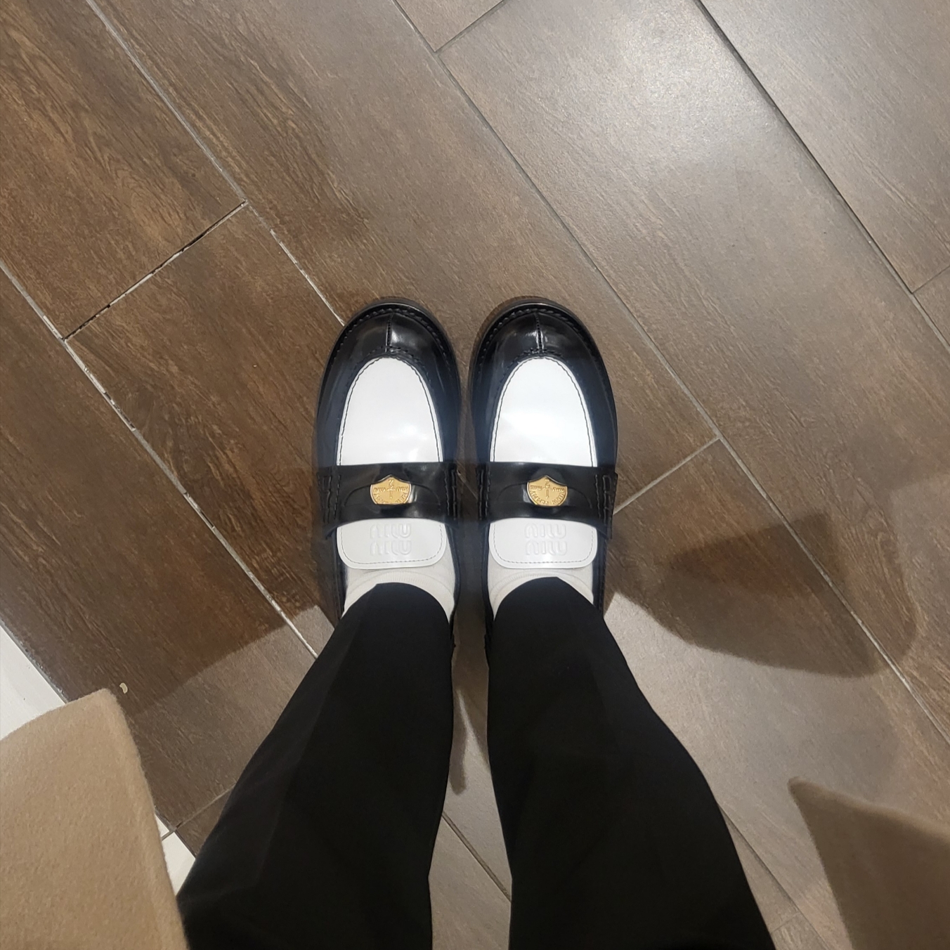 (W) Miu Miu Leather Penny Loafers Black White 착용 스타일
