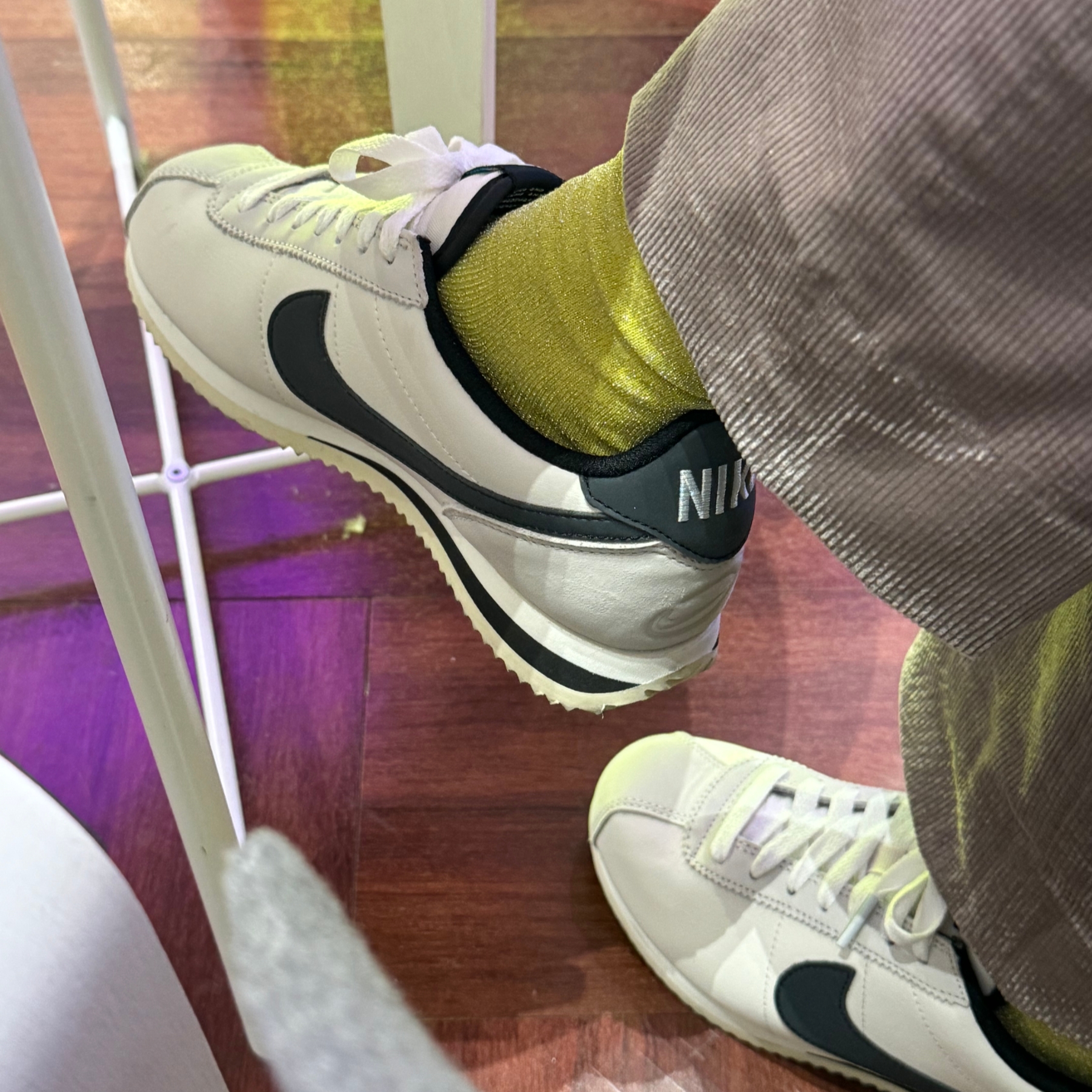 (W) Nike Cortez SE Supersonic Phantom Light Bone 착용 스타일 - 3