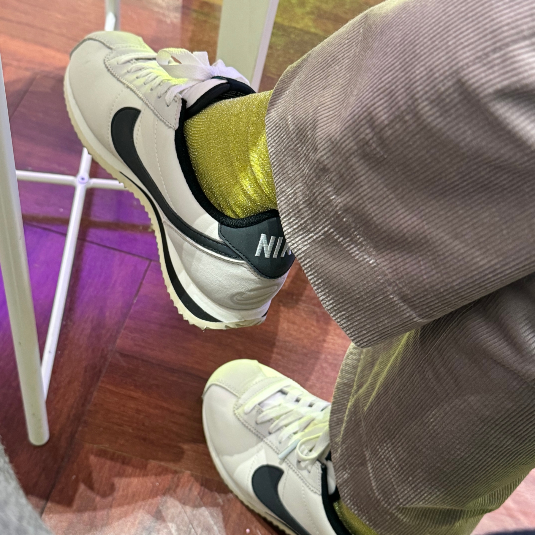 (W) Nike Cortez SE Supersonic Phantom Light Bone 착용 스타일 - 1