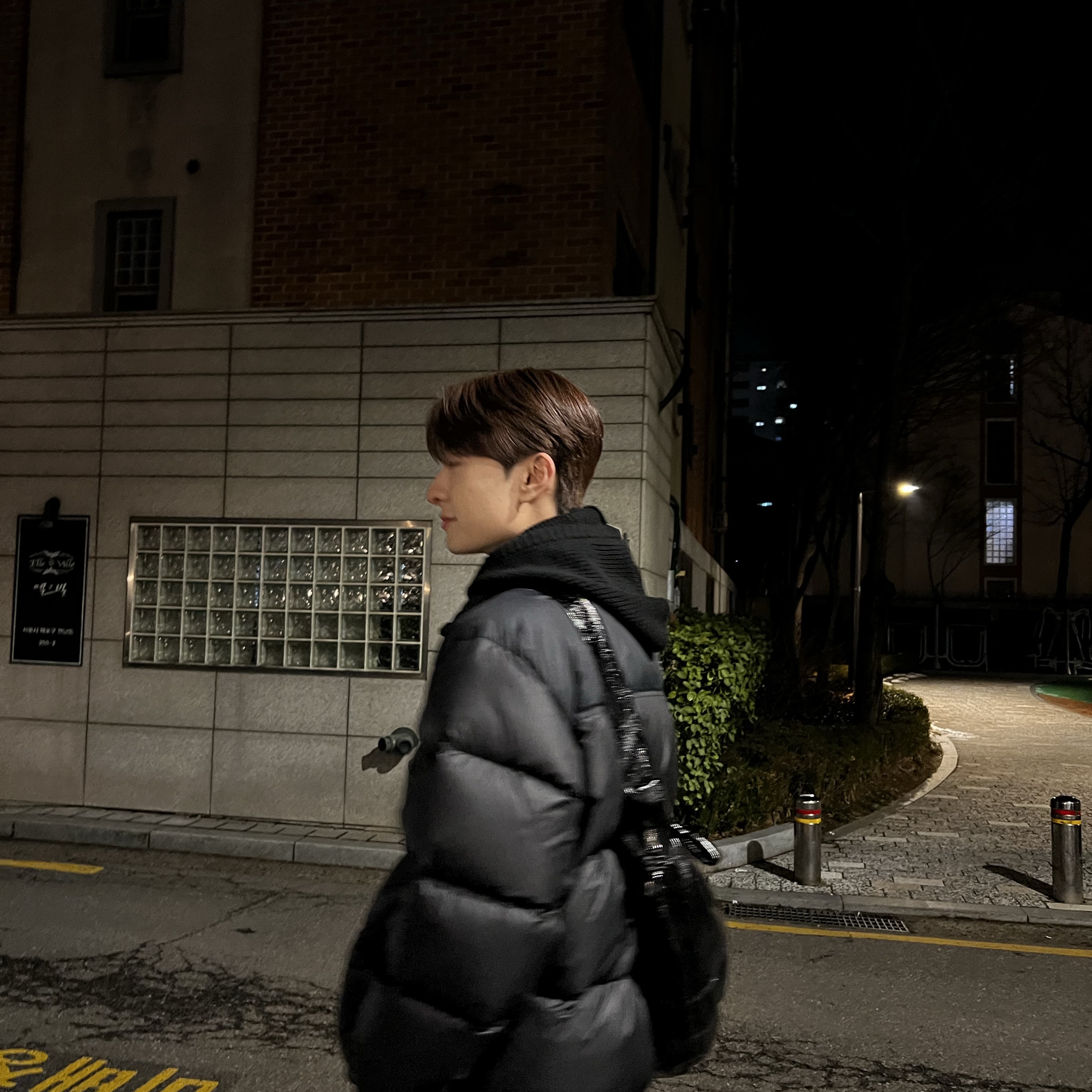 Lemaire Large Croissant Bag Coated Linen Canvas Black 착용 스타일 - 2