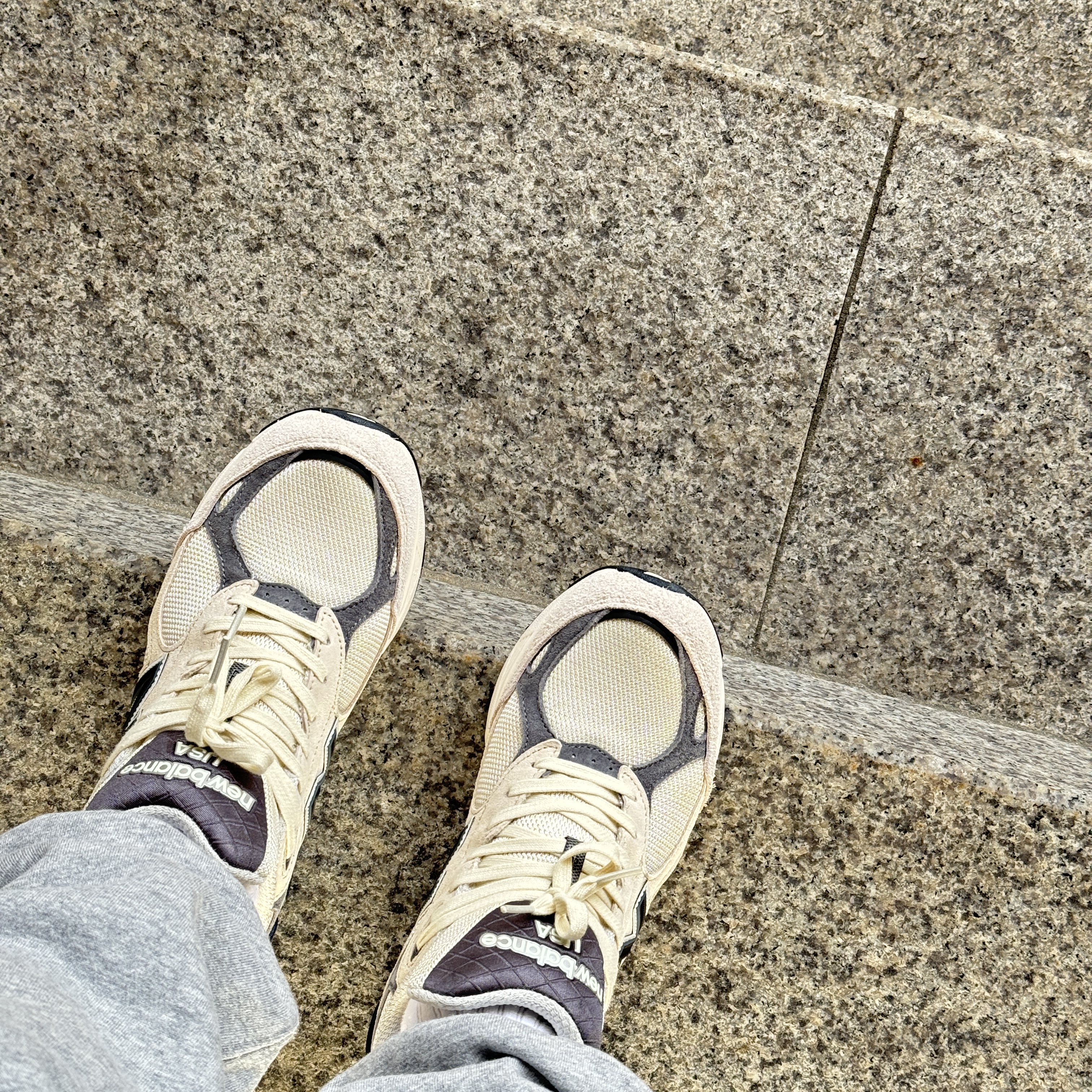 New Balance 990v3 Made in USA Moonbeam Macadamia Nut 착용 스타일 - 2