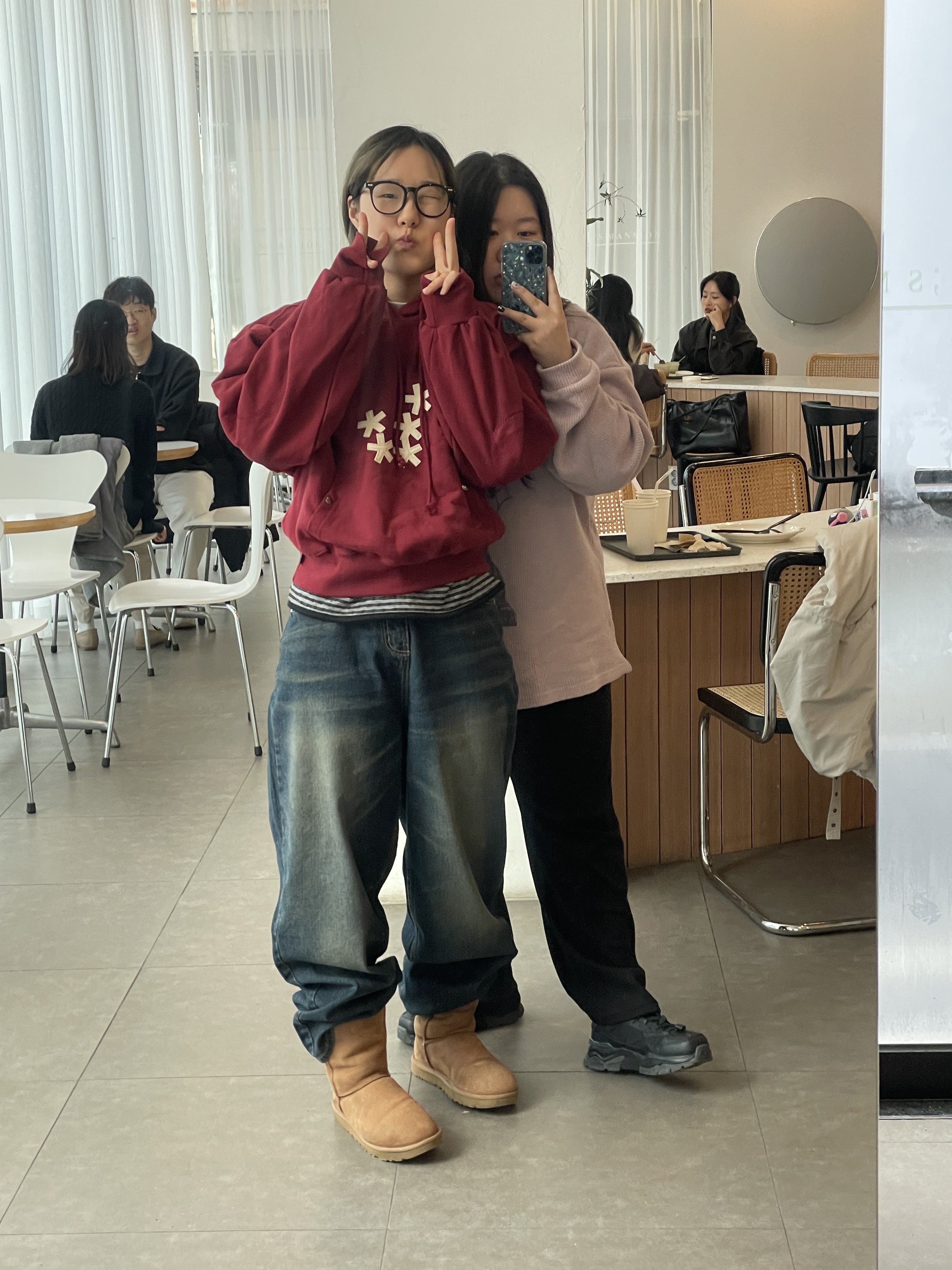 (W) UGG Classic Mini II Boots Chestnut, Karactor Dipper Logo Hoodie Deep Red 착용 스타일 - 1