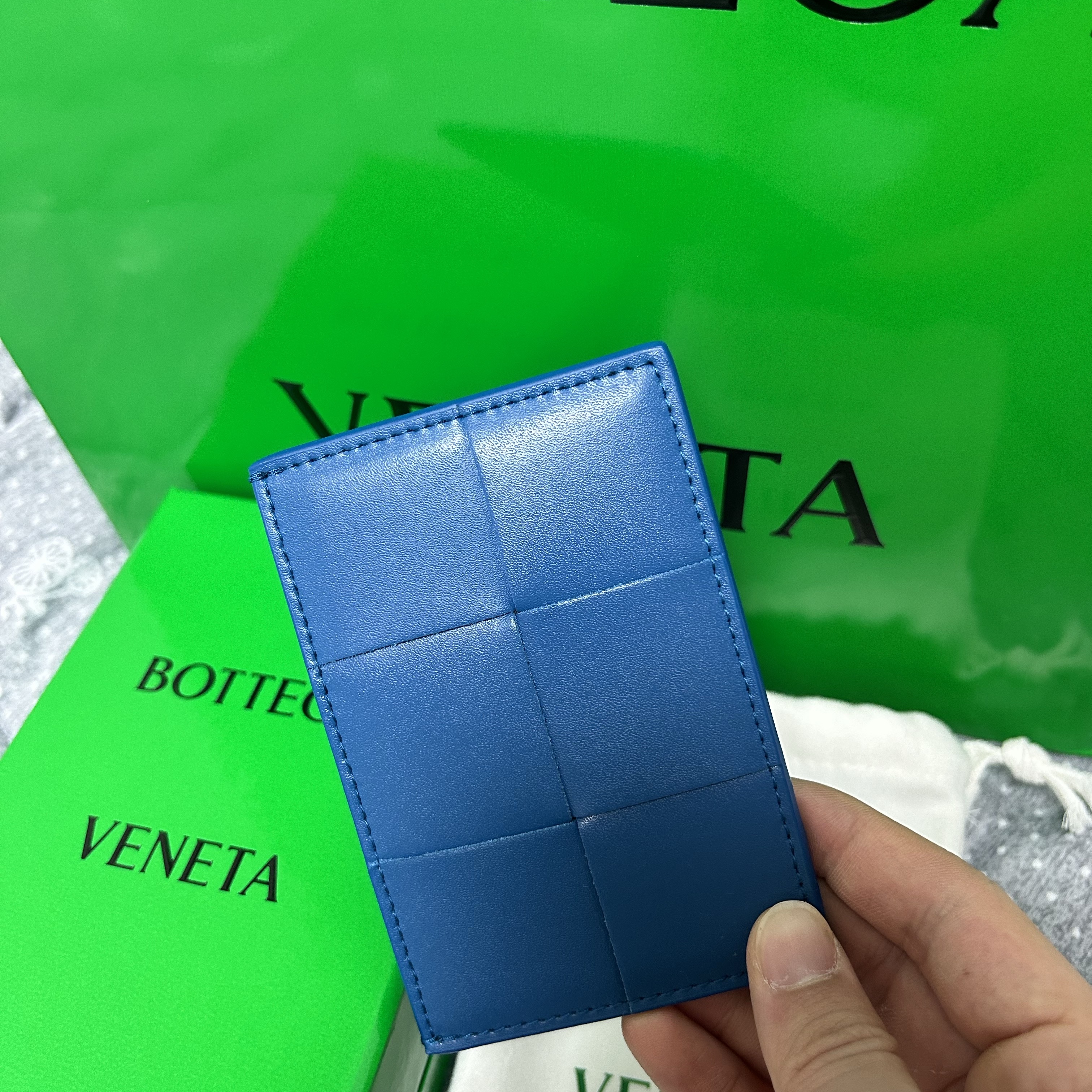 Bottega Veneta Credit Card Case Lambskin Calfskin Deep Pacific 착용 스타일