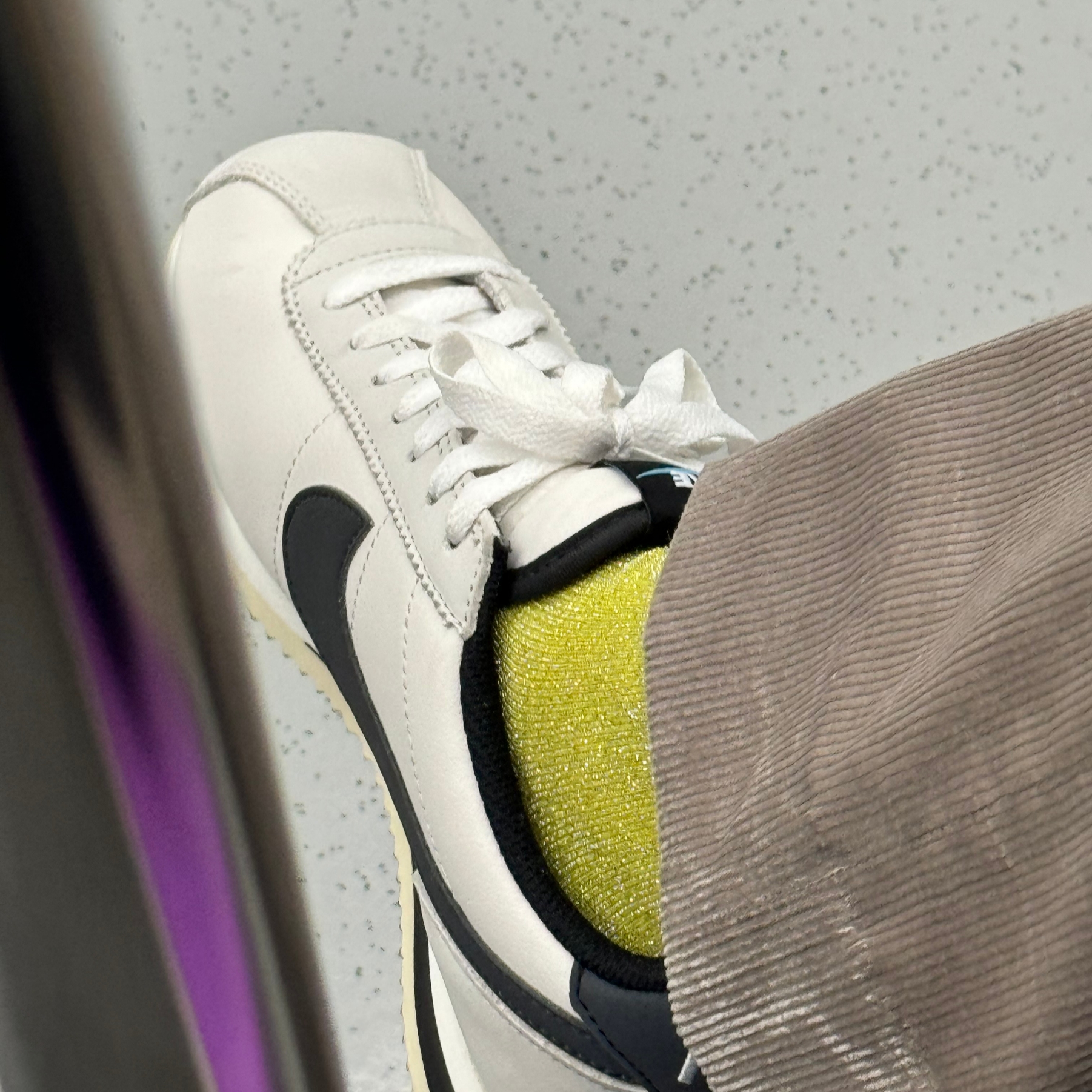 (W) Nike Cortez SE Supersonic Phantom Light Bone 착용 스타일 - 2
