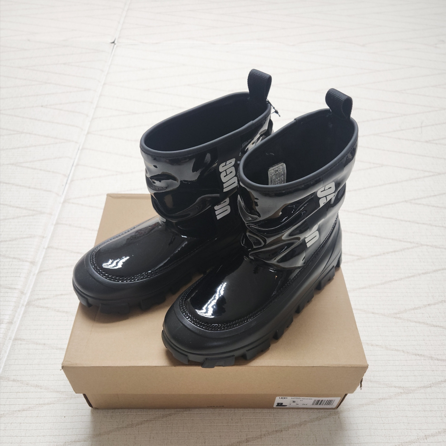 (Kids) UGG Classic Brellah Mini Boot Black 착용 스타일 - 3