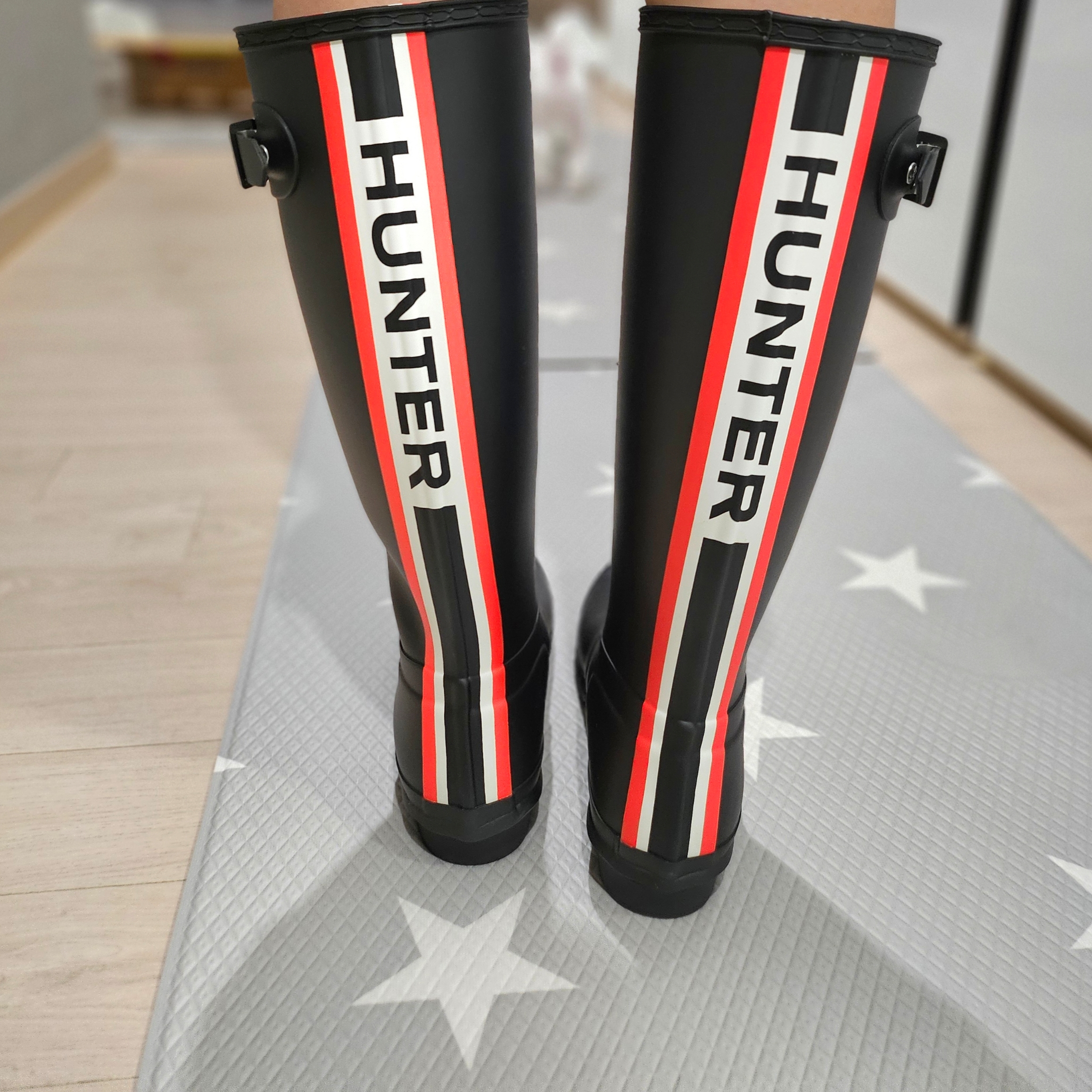 (W) Hunter Original Tall Rain Boots Black 착용 스타일 - 2