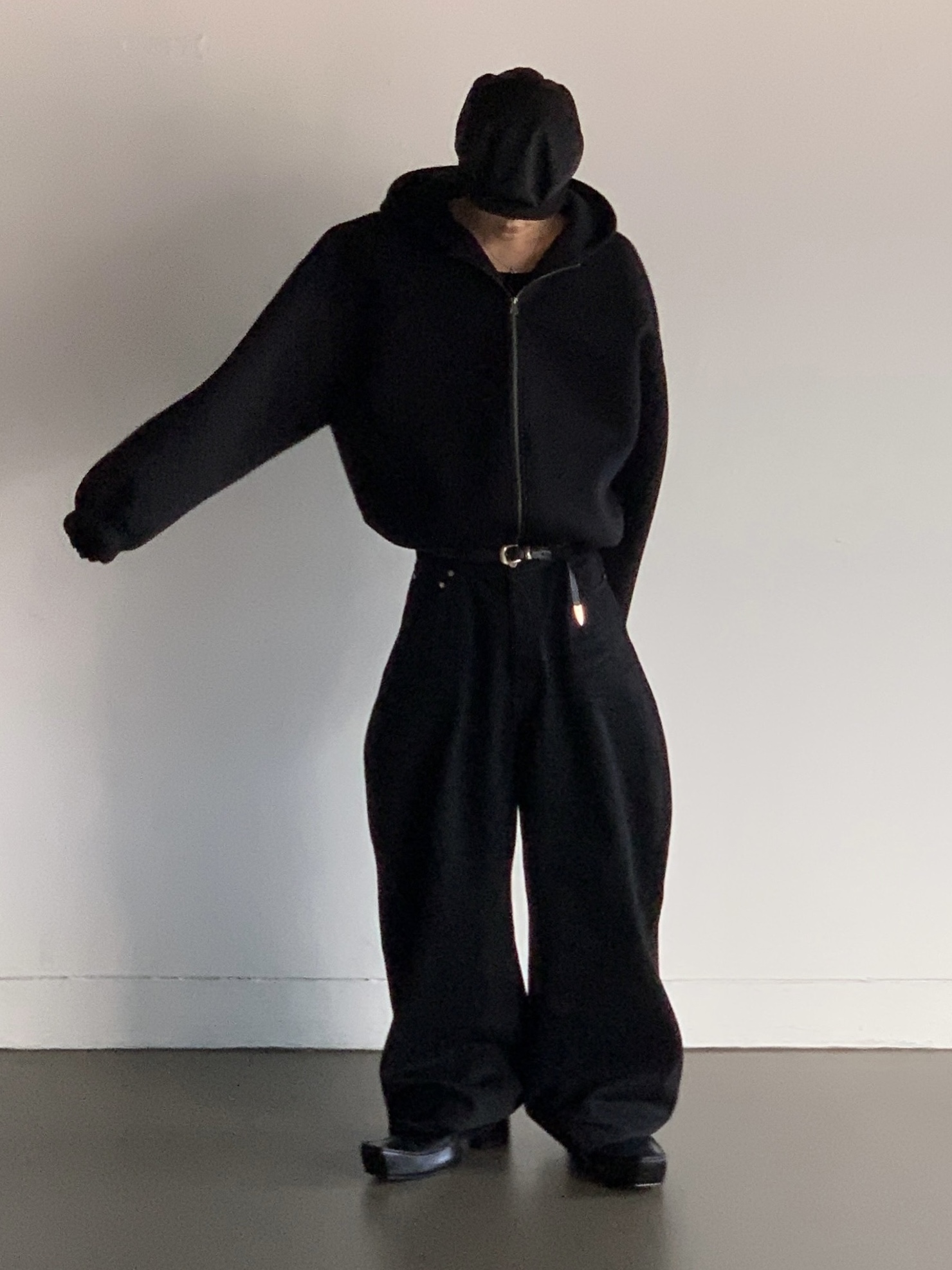 Prada Re-Nylon Hat Black, Balenciaga Romeo Mule Black 착용 스타일 - 1