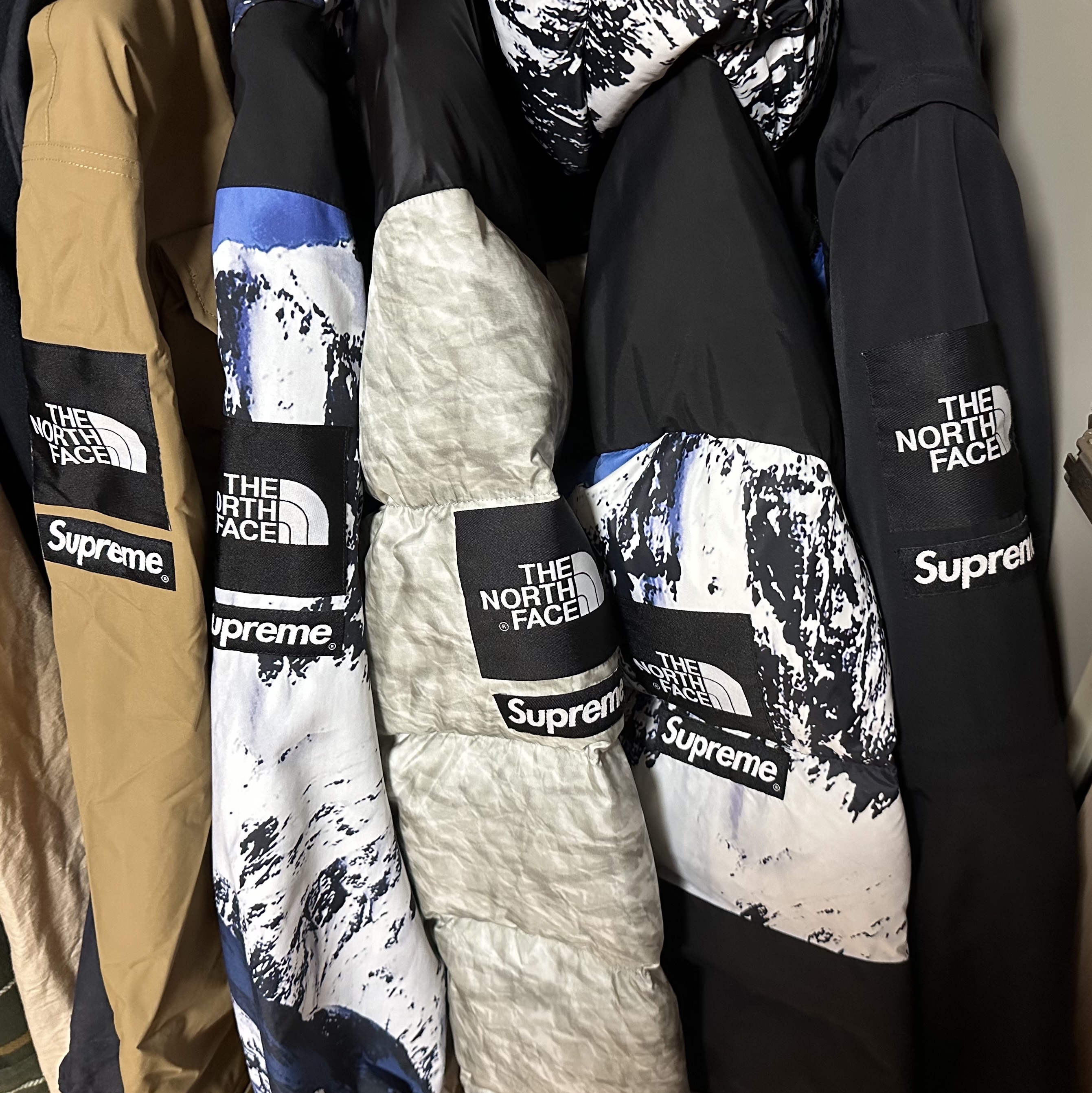 Supreme x The North Face Cargo Jacket Gold - 20SS, Supreme x The North Face Paper Print Nuptse Jacket - 19FW 착용 스타일
