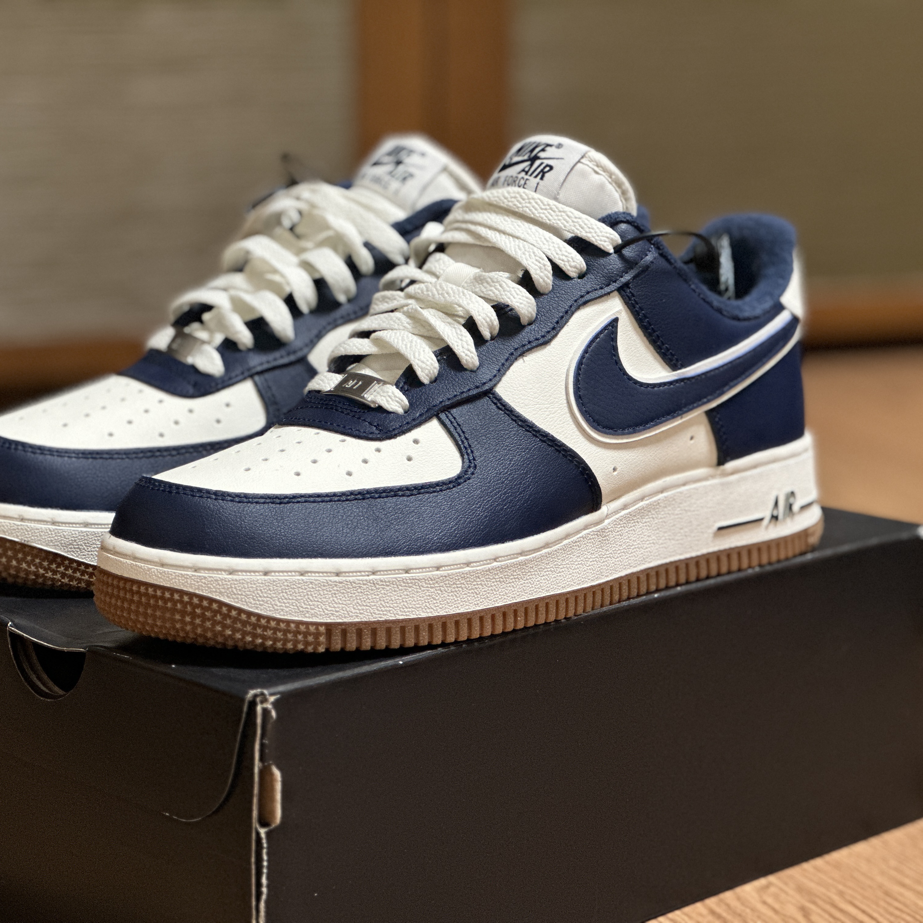 Nike Air Force 1 '07 LV8 Midnight Navy 착용 스타일 - 1