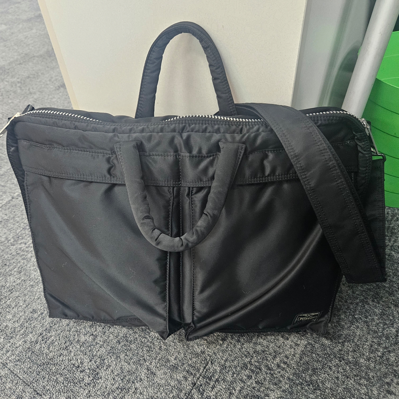 Porter Tanker 2Way Briefcase Black 착용 스타일