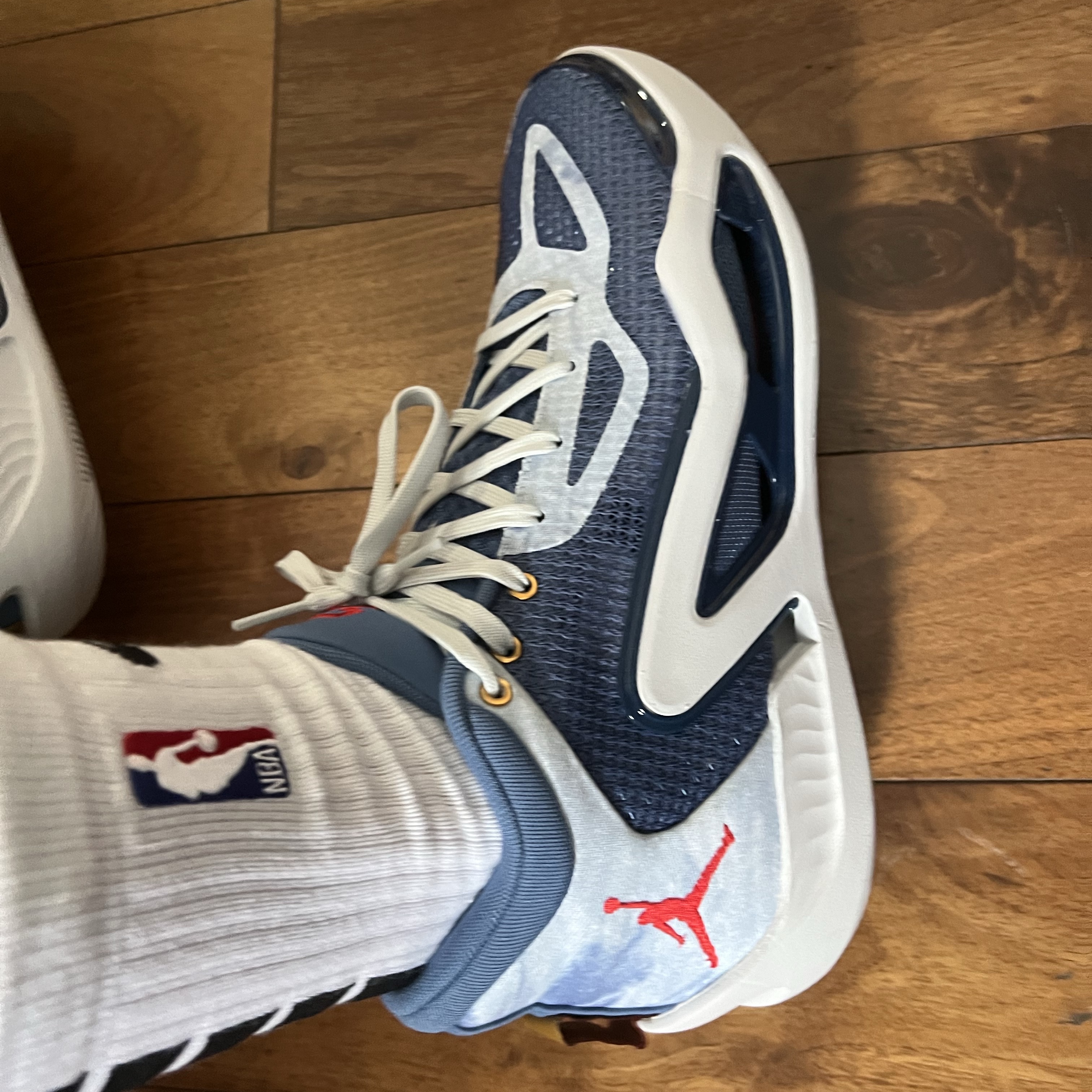 Jordan Tatum 1 PF Denim Stone Blue Mystic Navy, Nike LeBron XX EP Light Silver Lemon Chiffon 착용 스타일 - 2