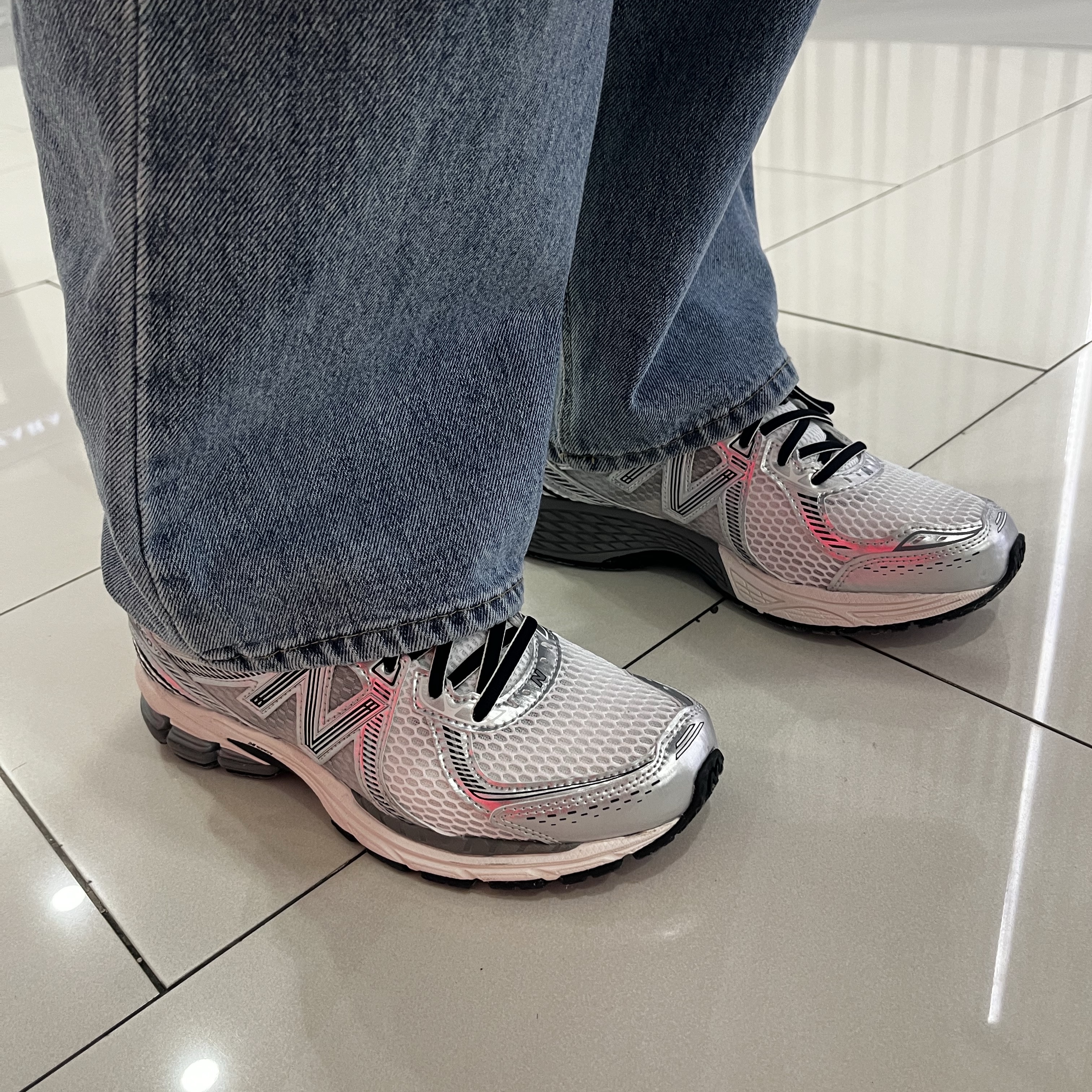New Balance 860v2 Optic White 착용 스타일