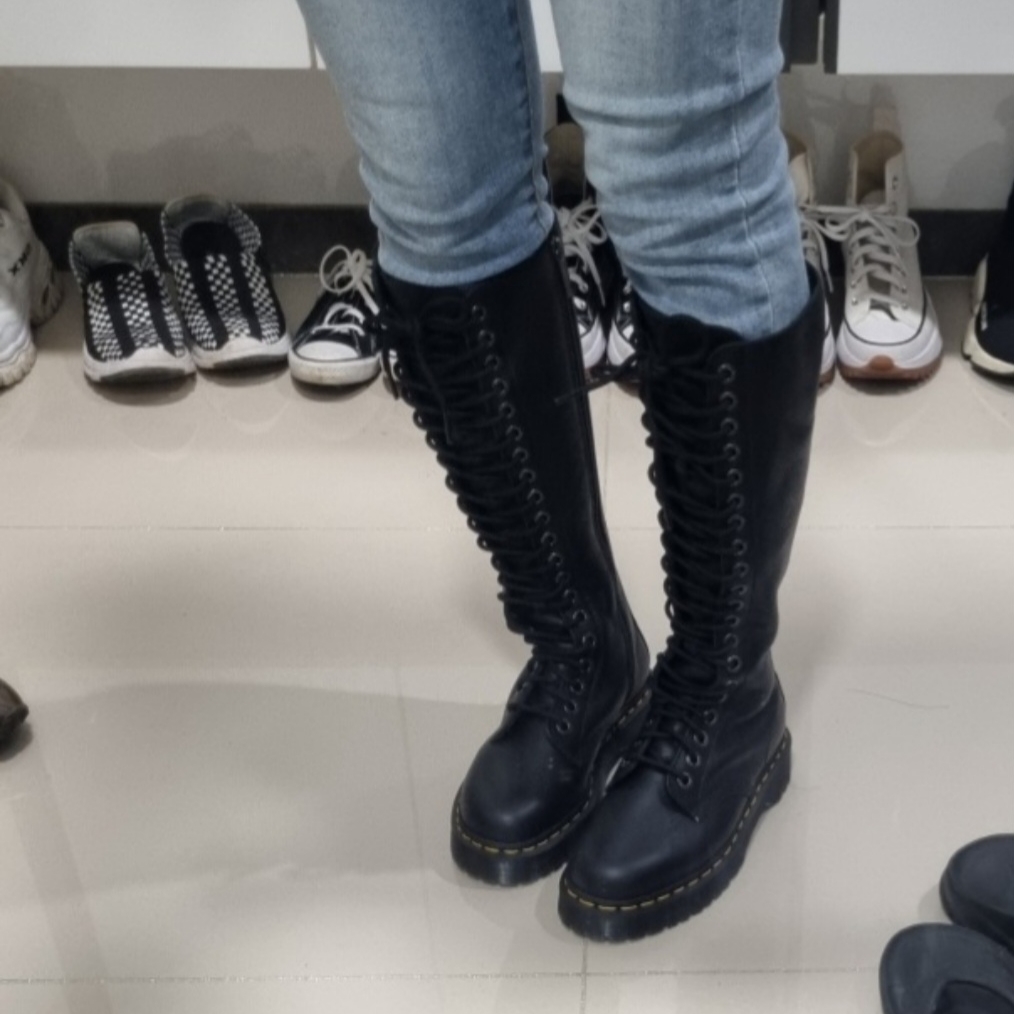 (W) Dr. Martens 1B60 Bex Boots Black, (W) Dr. Martens Nartilla Hydro Leather Sandal Black 착용 스타일 - 1
