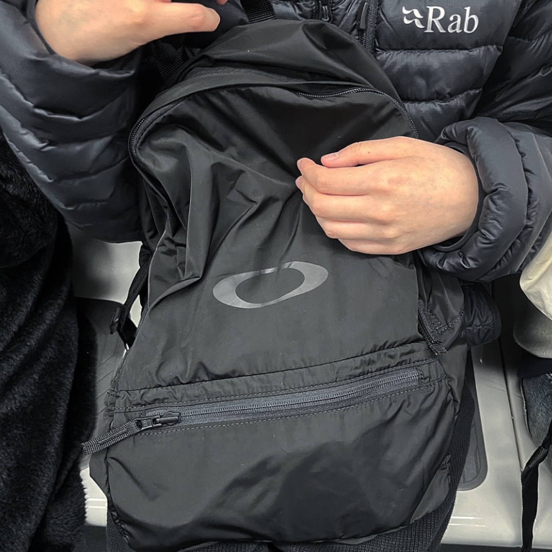 Oakley The Freshman Packable RC Backpack Blackout 착용 스타일
