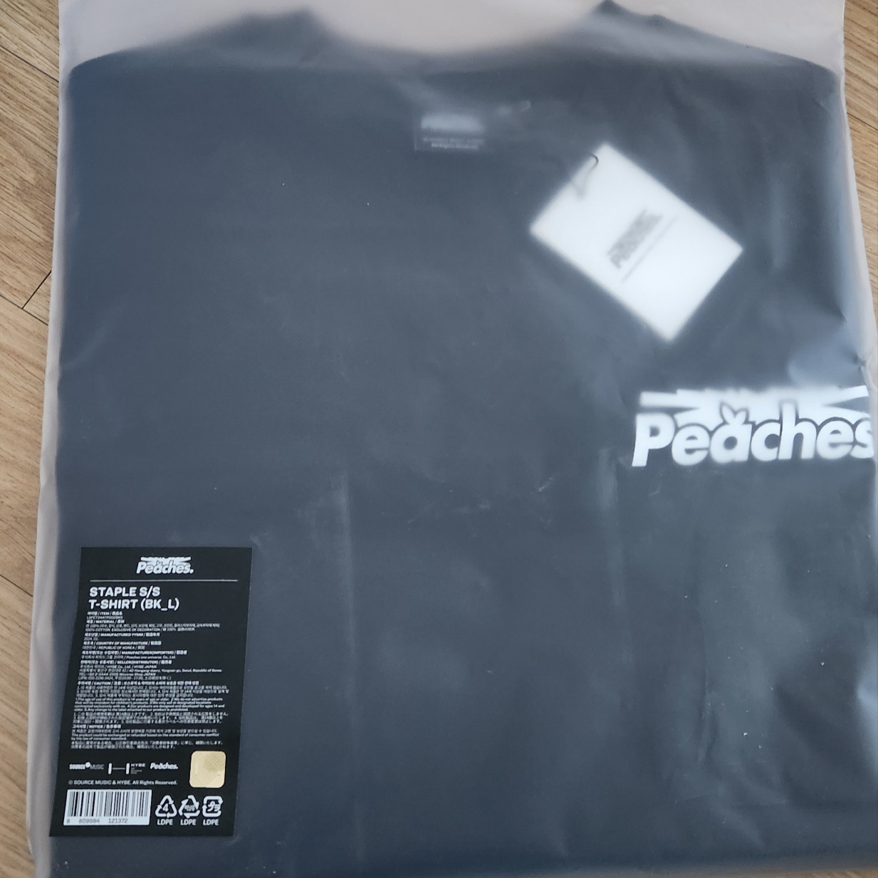 LE SSERAFIM x Peaches. Staple S/S T-Shirt Black 착용 스타일 - 1
