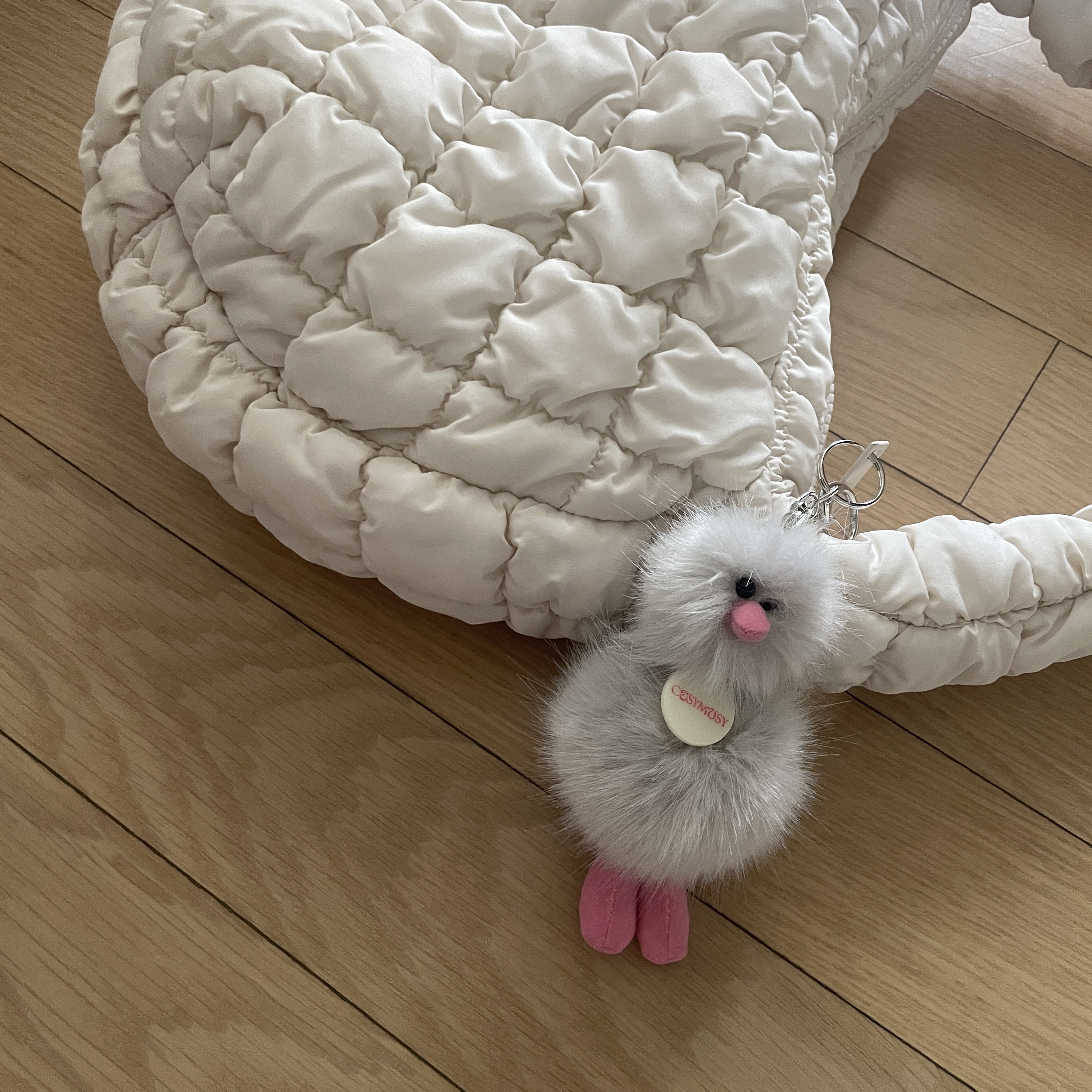 COS Quilted Mini Bag Cream, Cosymosy Mini Bird Bird Keyring Light Gray 착용 스타일