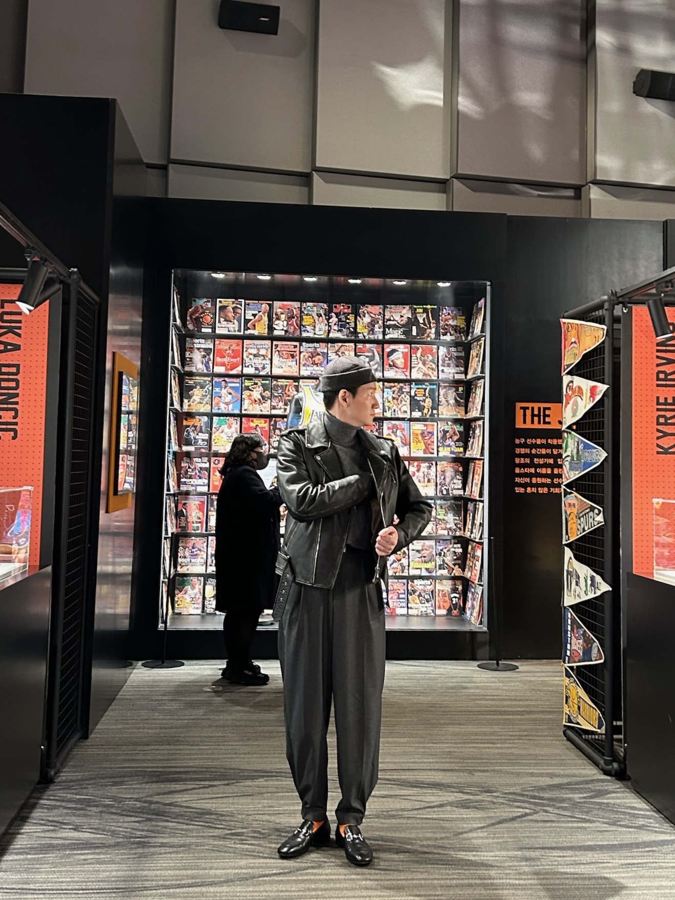 Gucci Horsebit Leather Loafers Black 착용 스타일 - 2