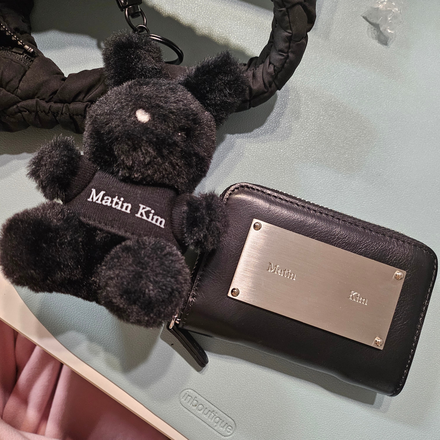 Matin Kim Vintage Compact Wallet Black 착용 스타일