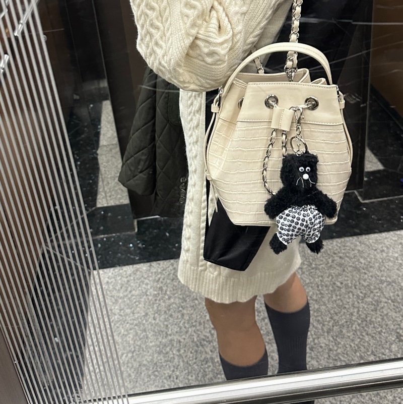 Monamhee x 10 Corso Como Bianco Keyring Black 착용 스타일