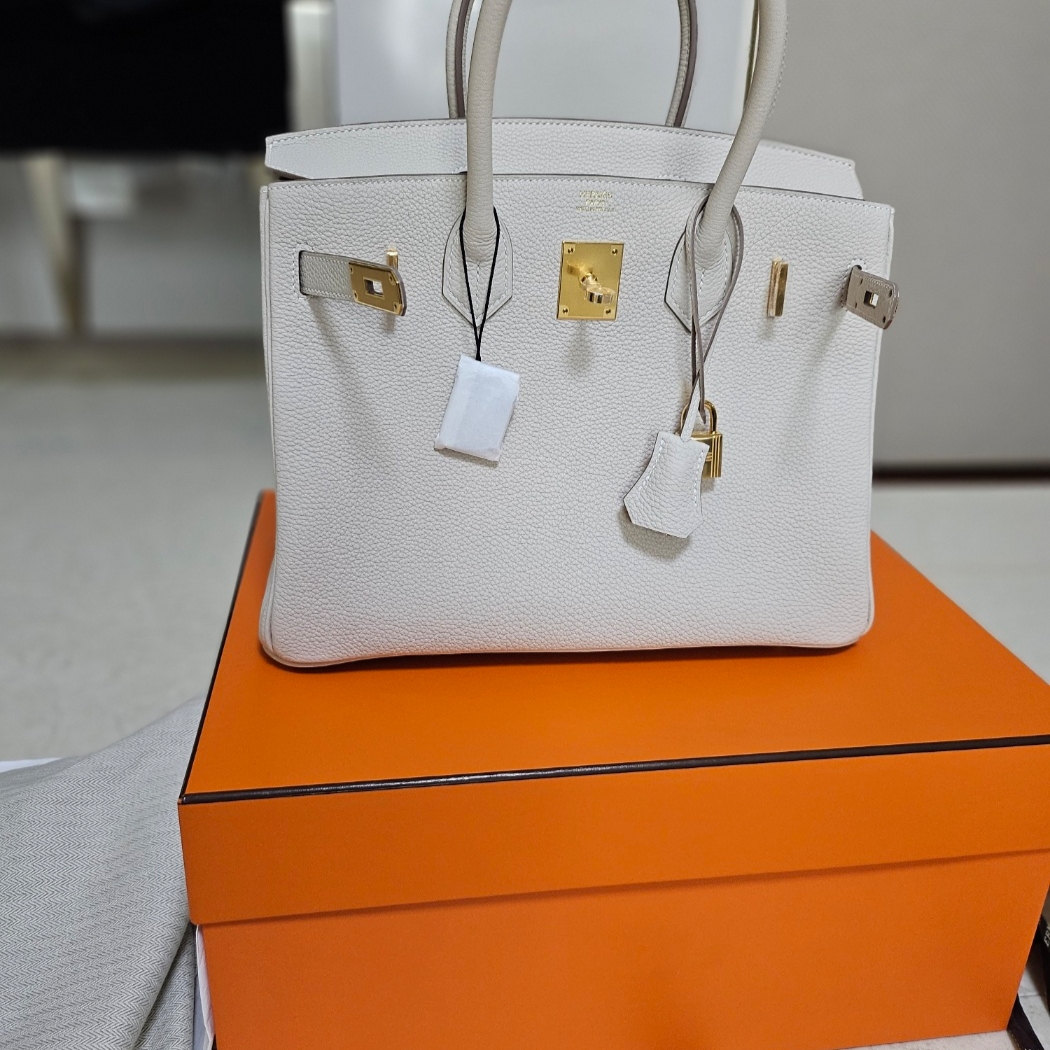 Hermes Birkin 30 Bag Togo & Gold Craie 착용 스타일 - 1