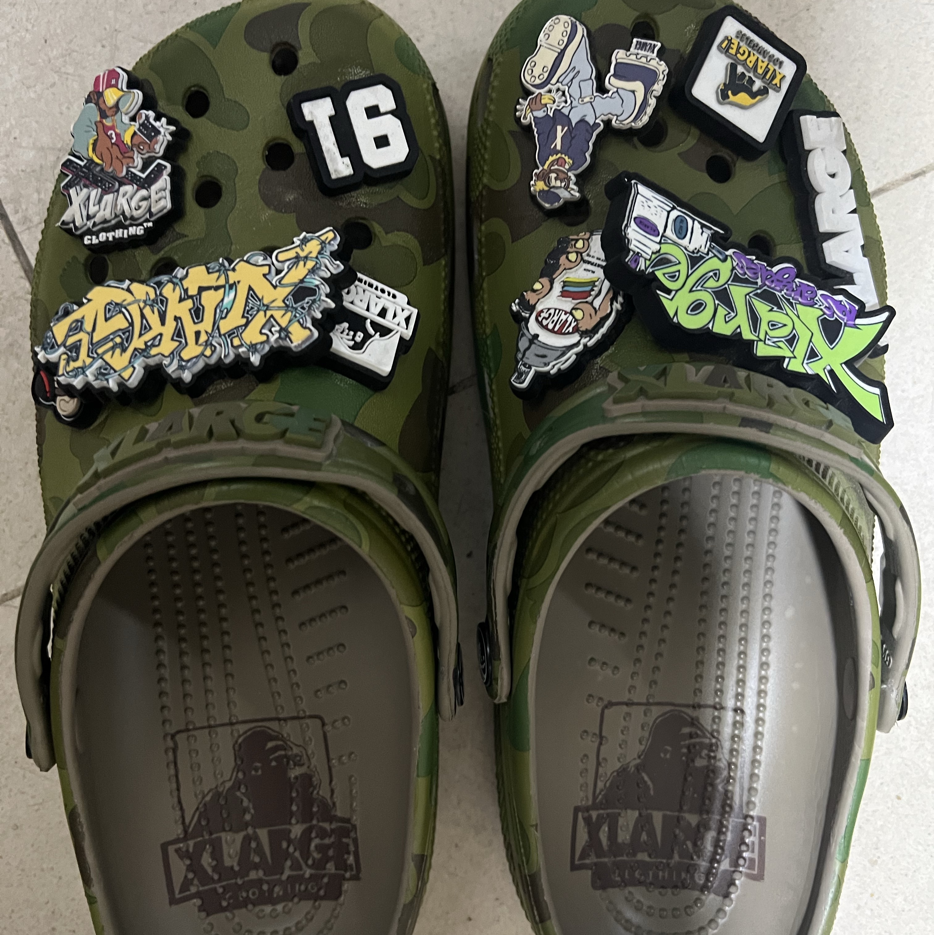 Crocs x XLarge Classic Clog Camo 착용 스타일