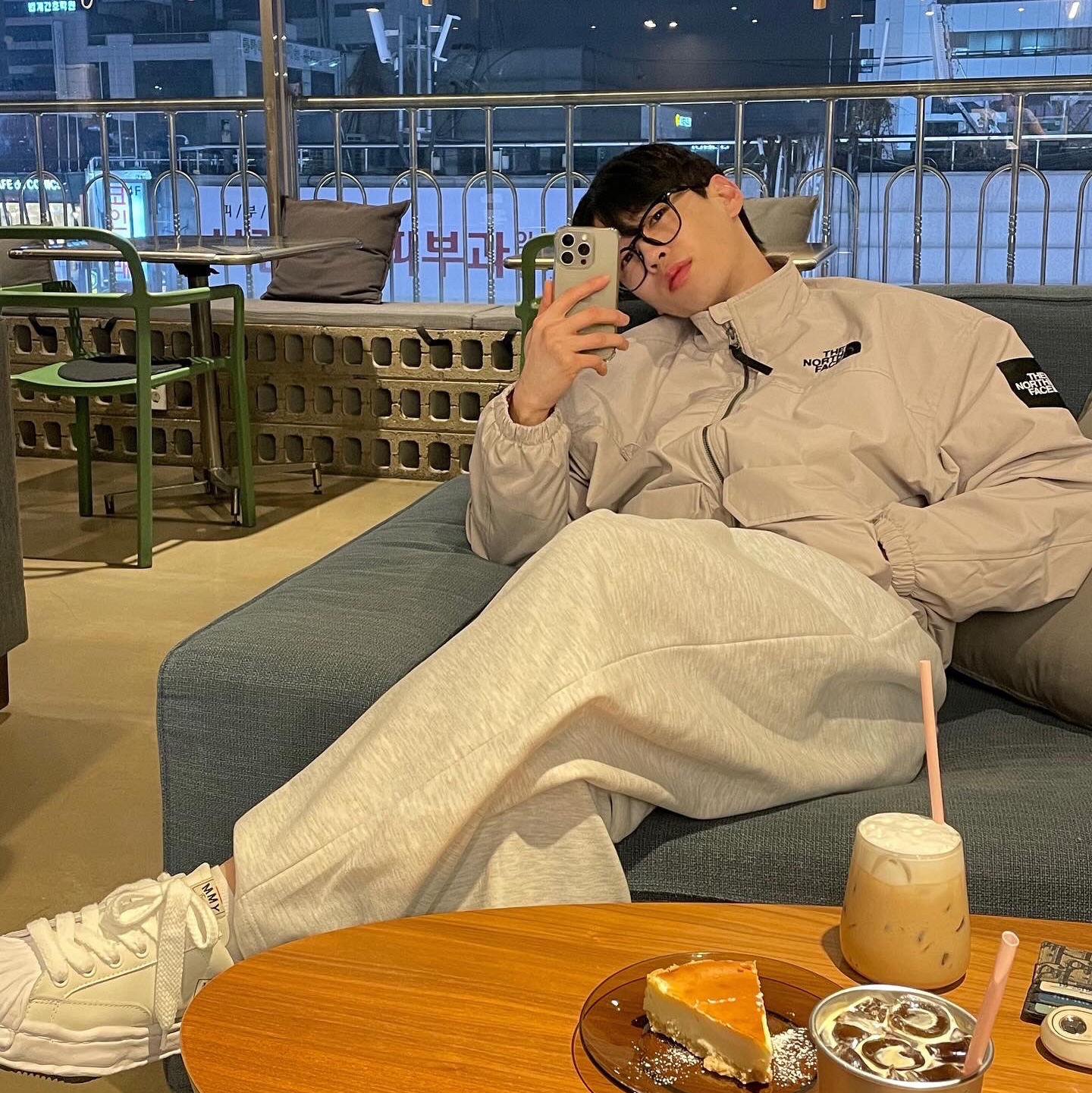 The North Face White Label Neilton Jacket White Sand, Maison Mihara Yasuhiro Blakey OG Sole Leather Low-top Sneakers White 착용 스타일 - 2