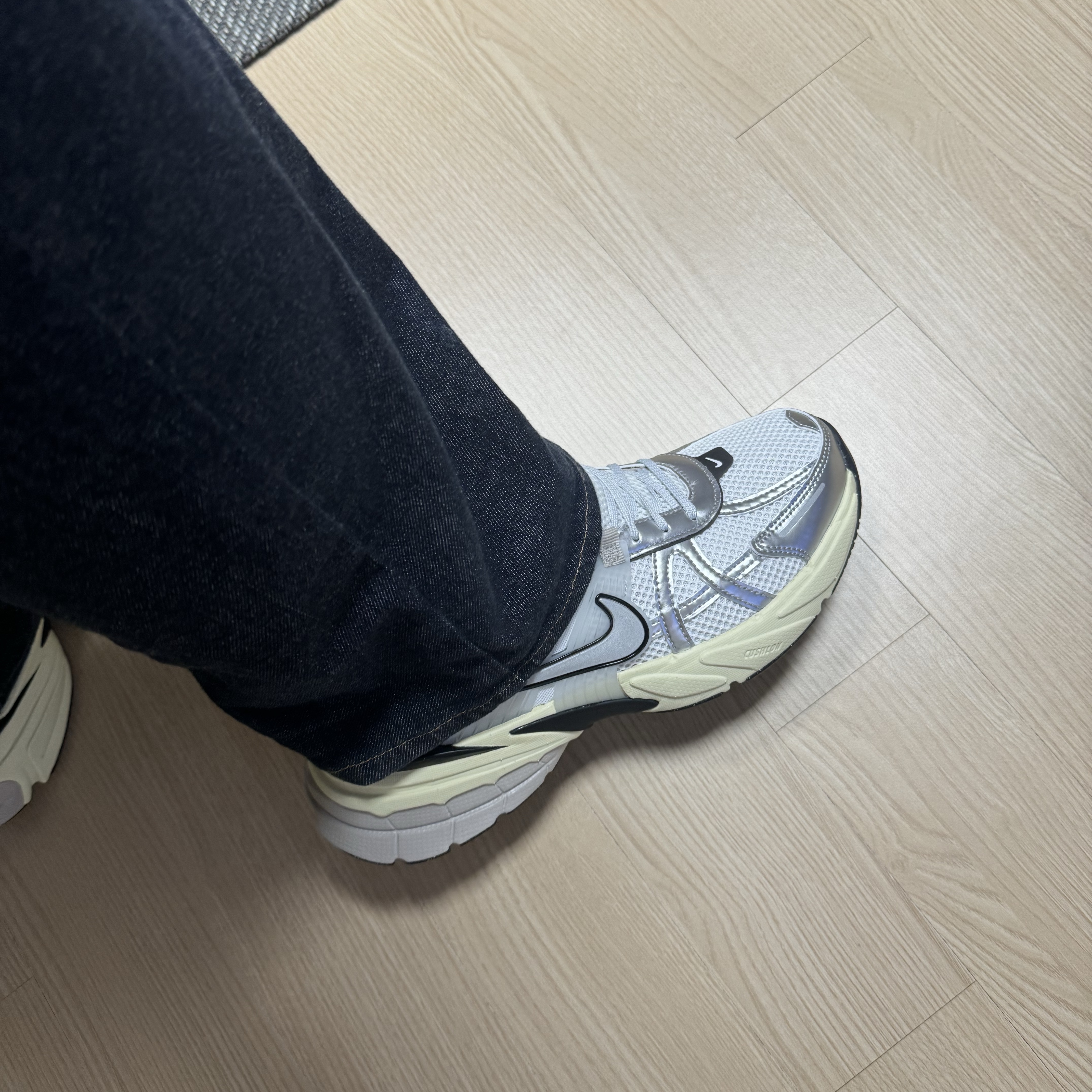 Nike V2K Run Summit White Metallic Silver 착용 스타일 - 3