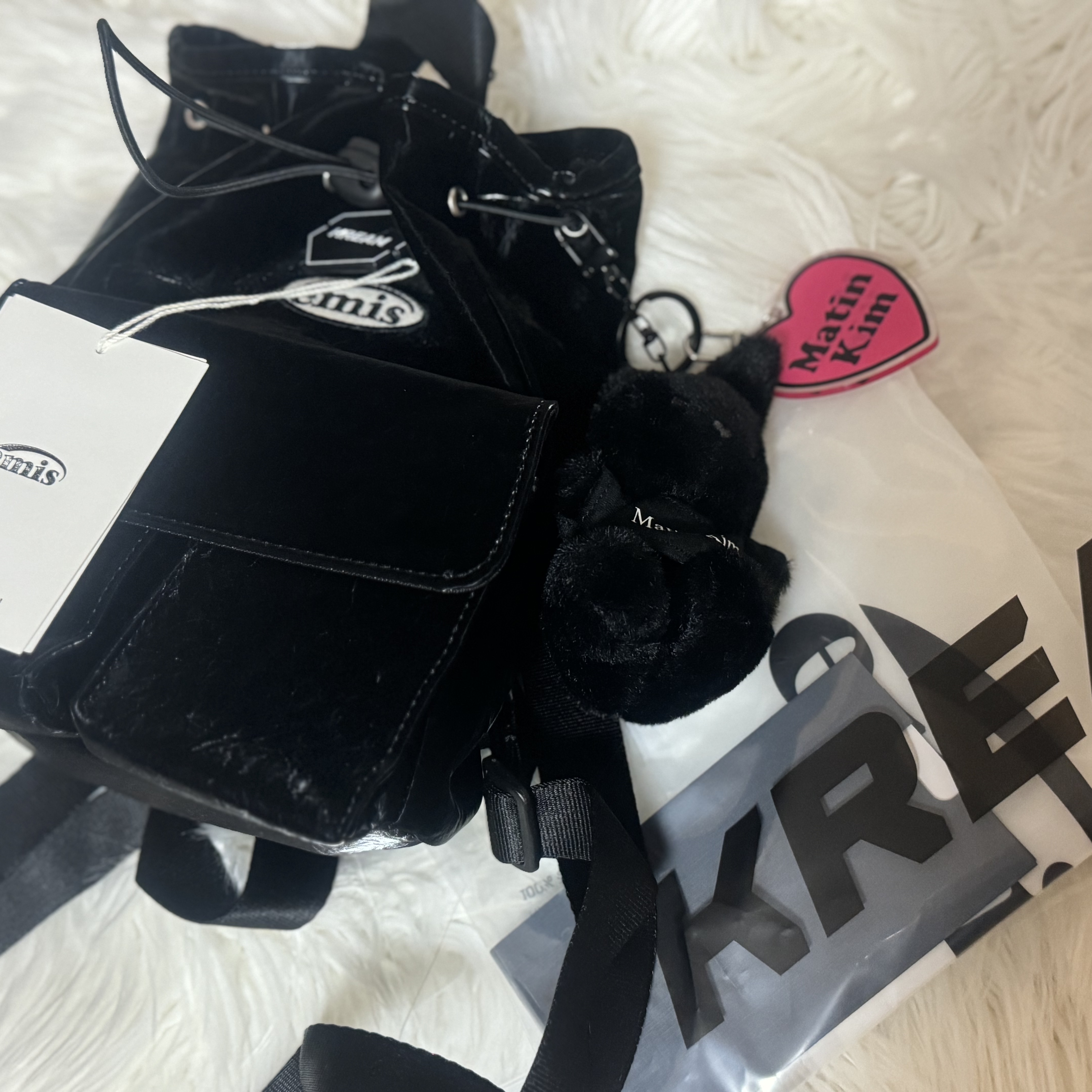 Emis Mini Wappen Pocket Backpack Black 착용 스타일