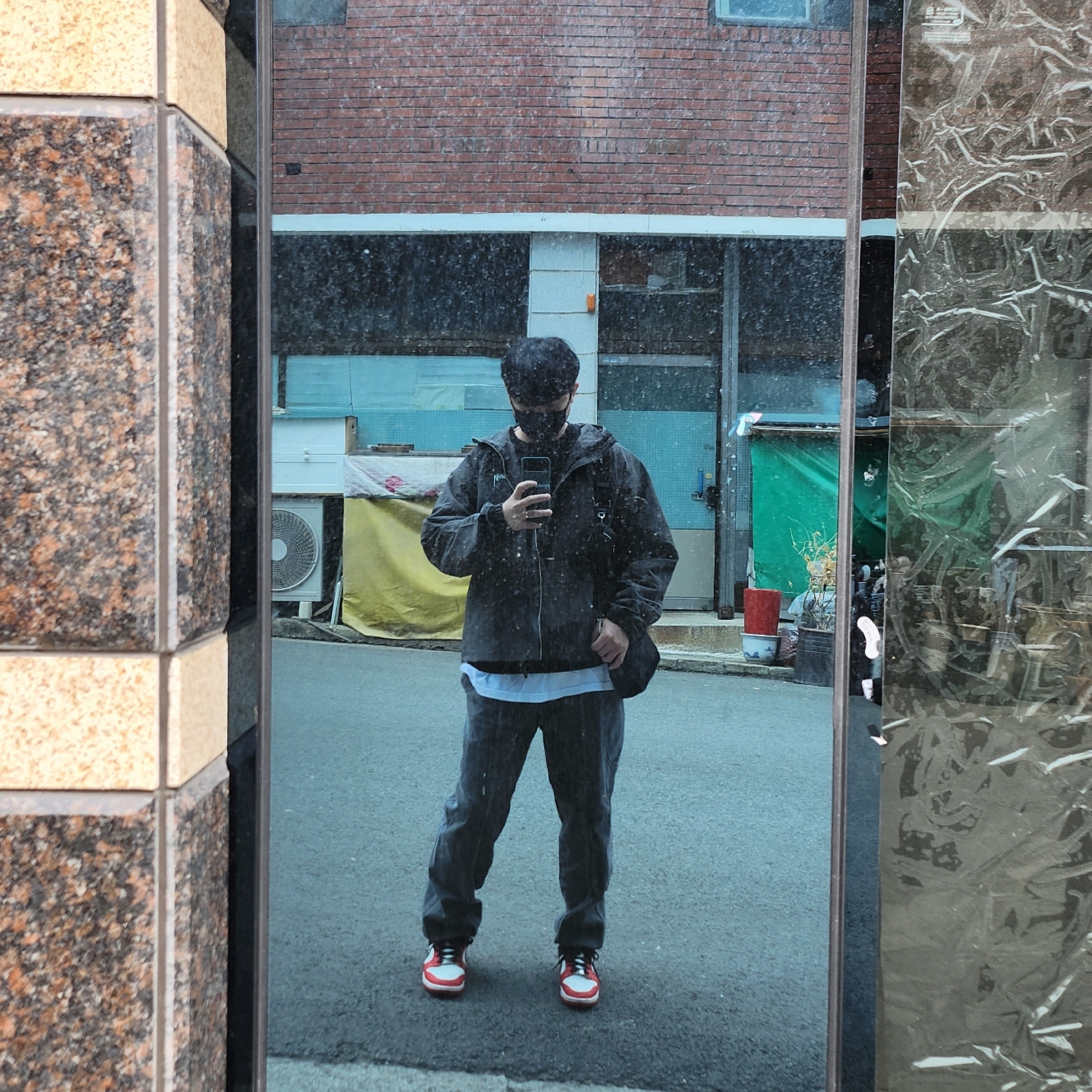 Stussy Wave Dye Beach Shell Jacket Black 착용 스타일 - 1